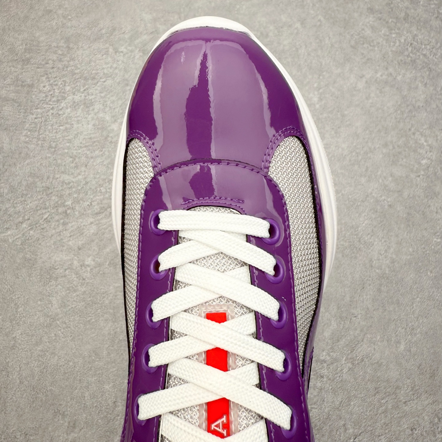 图片[4]-Prada America\’s Cup 普拉达 运动鞋经过重新设计 全新面料和颜色为它注入新的当代精神 这款航海风系带运动鞋 最初在上世纪90年代为LunaRossa船员设计 现在以彩色橡胶和Bike织物重新演绎 Prada LineaRossa徽标彰显经典态度 尺码：36 37 38 39 40 41 42 43 44 45 46 47-选品中心