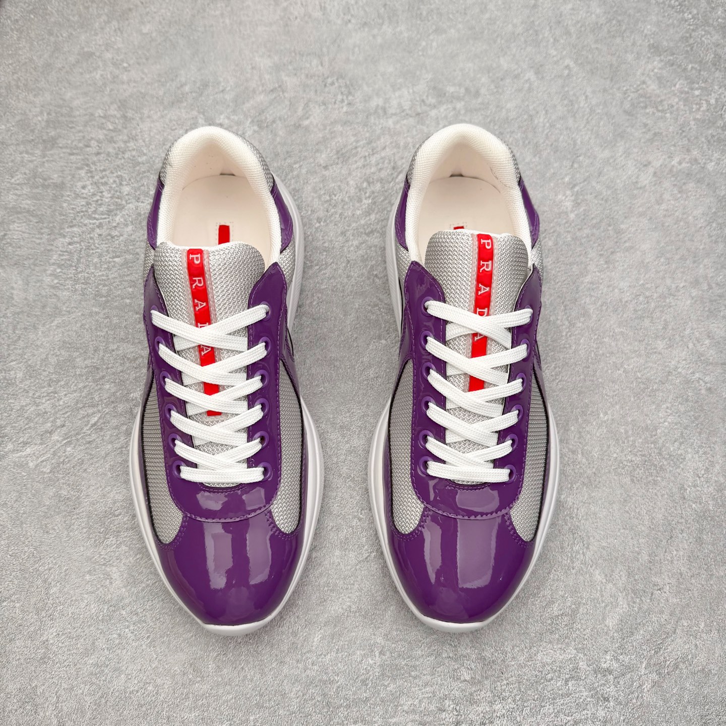 图片[2]-Prada America\’s Cup 普拉达 运动鞋经过重新设计 全新面料和颜色为它注入新的当代精神 这款航海风系带运动鞋 最初在上世纪90年代为LunaRossa船员设计 现在以彩色橡胶和Bike织物重新演绎 Prada LineaRossa徽标彰显经典态度 尺码：36 37 38 39 40 41 42 43 44 45 46 47-选品中心