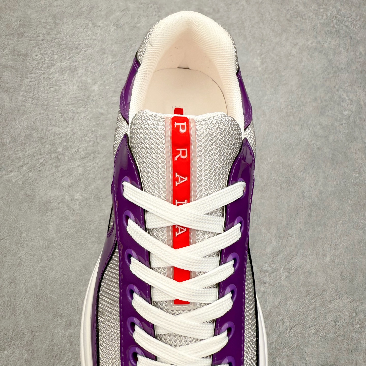 图片[5]-Prada America\’s Cup 普拉达 运动鞋经过重新设计 全新面料和颜色为它注入新的当代精神 这款航海风系带运动鞋 最初在上世纪90年代为LunaRossa船员设计 现在以彩色橡胶和Bike织物重新演绎 Prada LineaRossa徽标彰显经典态度 尺码：36 37 38 39 40 41 42 43 44 45 46 47-选品中心