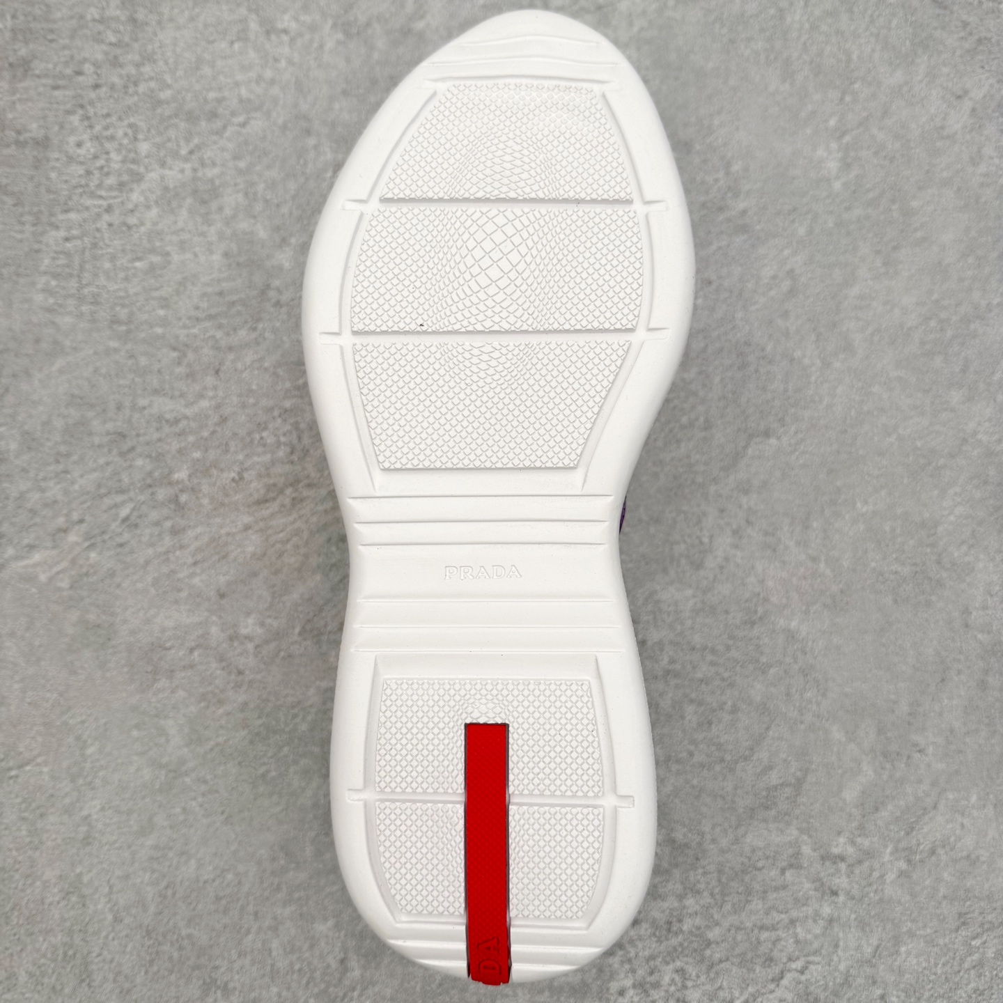 图片[9]-Prada America\’s Cup 普拉达 运动鞋经过重新设计 全新面料和颜色为它注入新的当代精神 这款航海风系带运动鞋 最初在上世纪90年代为LunaRossa船员设计 现在以彩色橡胶和Bike织物重新演绎 Prada LineaRossa徽标彰显经典态度 尺码：36 37 38 39 40 41 42 43 44 45 46 47-选品中心