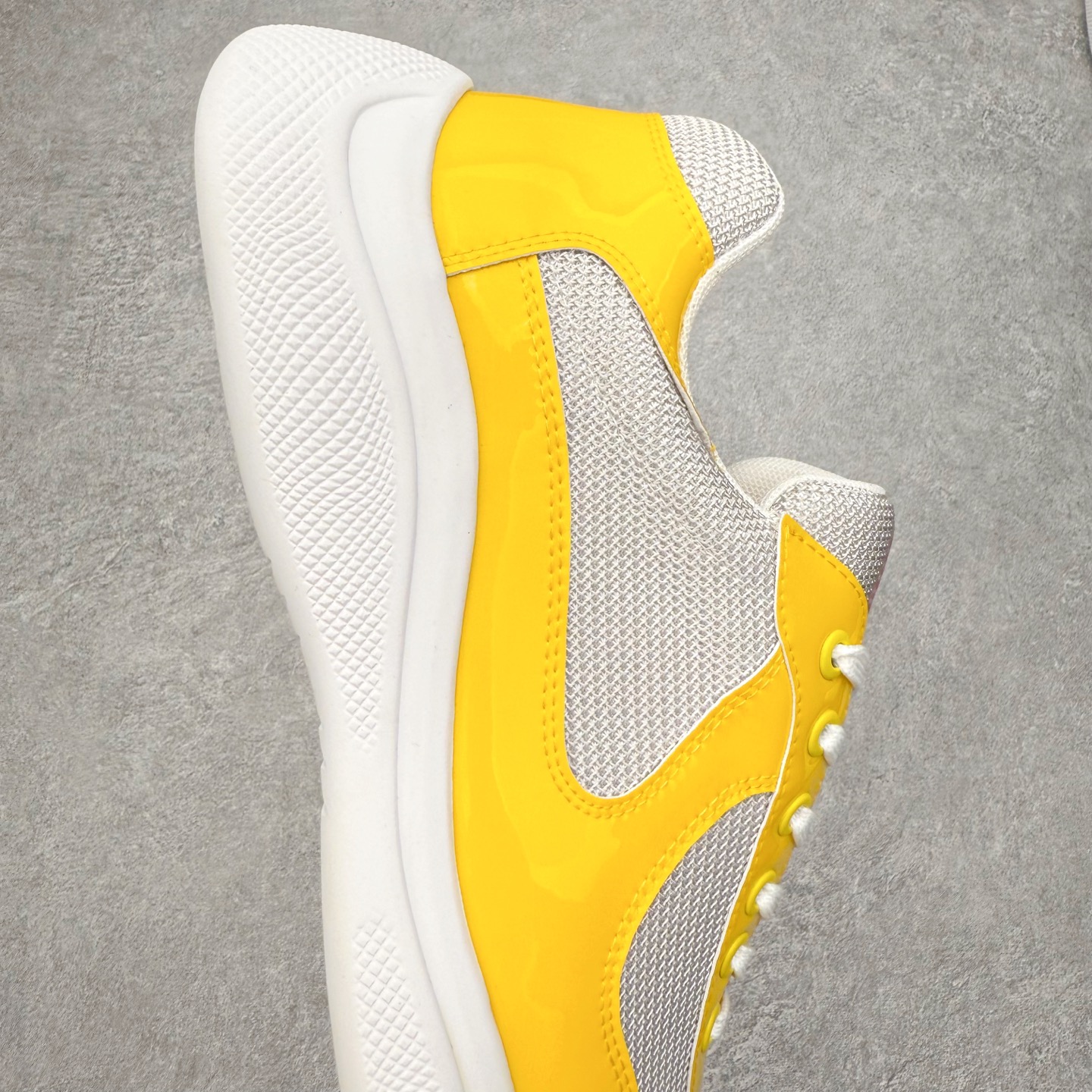 图片[6]-Prada America\’s Cup 普拉达 运动鞋经过重新设计 全新面料和颜色为它注入新的当代精神 这款航海风系带运动鞋 最初在上世纪90年代为LunaRossa船员设计 现在以彩色橡胶和Bike织物重新演绎 Prada LineaRossa徽标彰显经典态度 尺码：36 37 38 39 40 41 42 43 44 45 46 47-选品中心