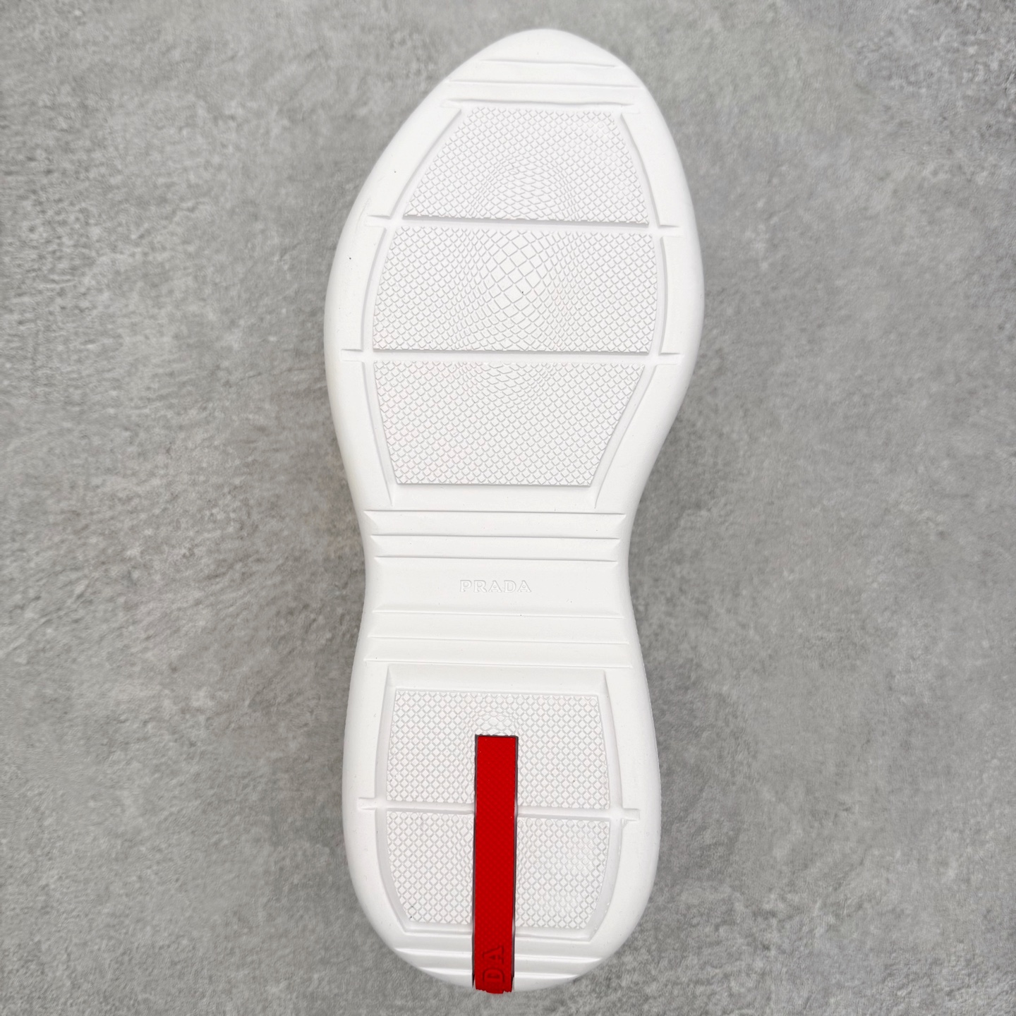 图片[9]-Prada America\’s Cup 普拉达 运动鞋经过重新设计 全新面料和颜色为它注入新的当代精神 这款航海风系带运动鞋 最初在上世纪90年代为LunaRossa船员设计 现在以彩色橡胶和Bike织物重新演绎 Prada LineaRossa徽标彰显经典态度 尺码：36 37 38 39 40 41 42 43 44 45 46 47-选品中心