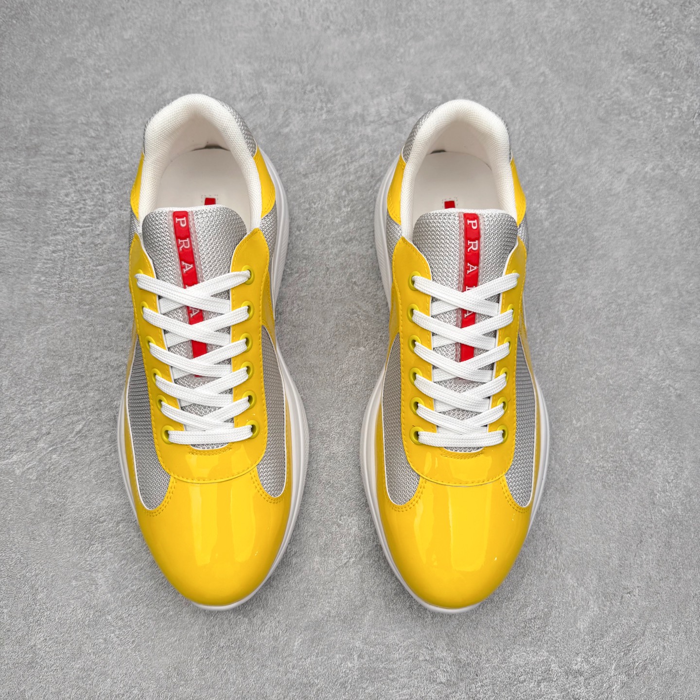 图片[2]-Prada America\’s Cup 普拉达 运动鞋经过重新设计 全新面料和颜色为它注入新的当代精神 这款航海风系带运动鞋 最初在上世纪90年代为LunaRossa船员设计 现在以彩色橡胶和Bike织物重新演绎 Prada LineaRossa徽标彰显经典态度 尺码：36 37 38 39 40 41 42 43 44 45 46 47-选品中心