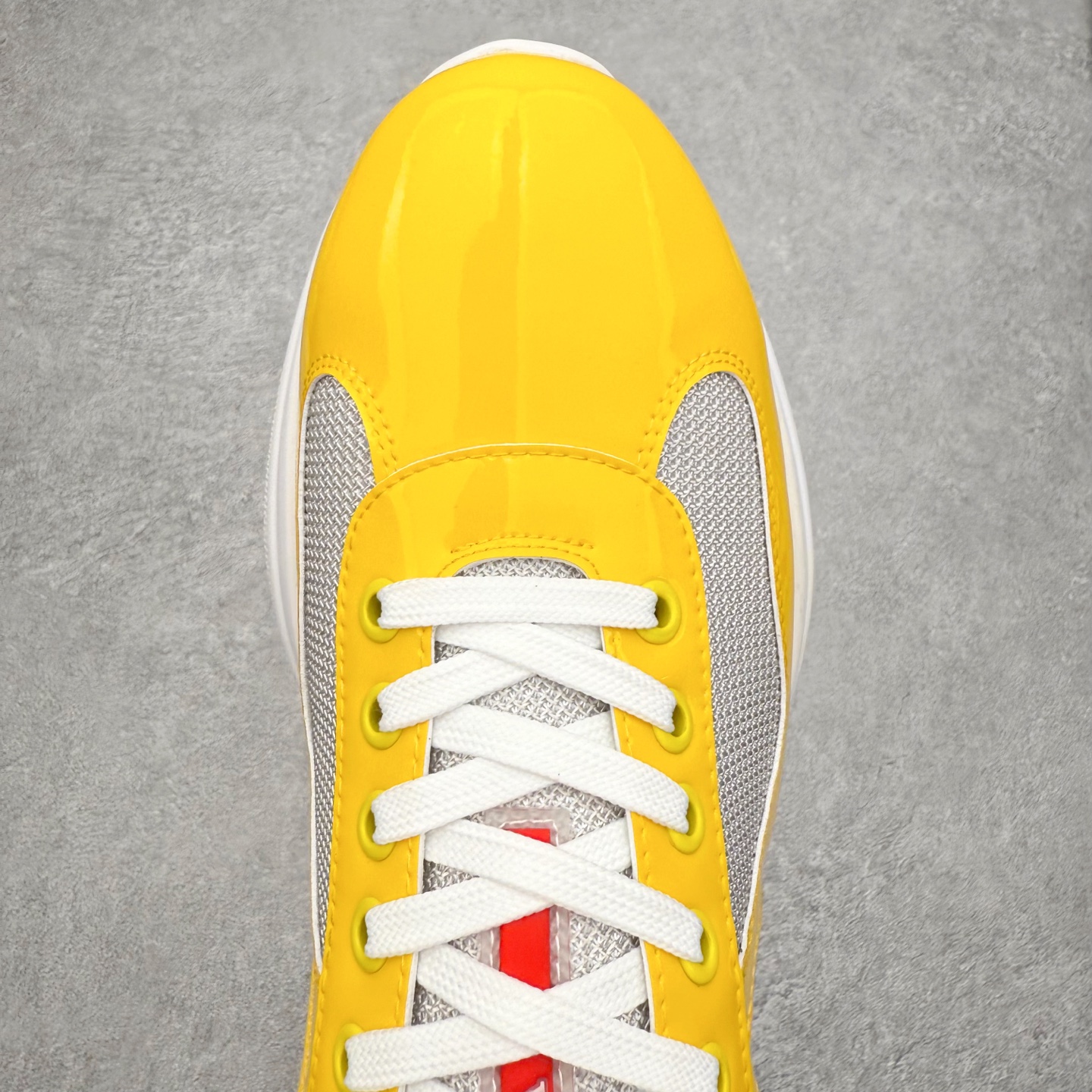 图片[4]-Prada America\’s Cup 普拉达 运动鞋经过重新设计 全新面料和颜色为它注入新的当代精神 这款航海风系带运动鞋 最初在上世纪90年代为LunaRossa船员设计 现在以彩色橡胶和Bike织物重新演绎 Prada LineaRossa徽标彰显经典态度 尺码：36 37 38 39 40 41 42 43 44 45 46 47-选品中心