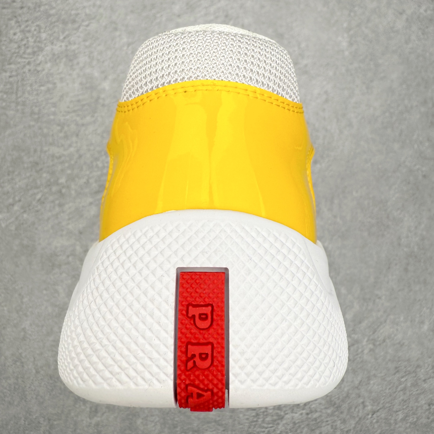 图片[8]-Prada America\’s Cup 普拉达 运动鞋经过重新设计 全新面料和颜色为它注入新的当代精神 这款航海风系带运动鞋 最初在上世纪90年代为LunaRossa船员设计 现在以彩色橡胶和Bike织物重新演绎 Prada LineaRossa徽标彰显经典态度 尺码：36 37 38 39 40 41 42 43 44 45 46 47-选品中心