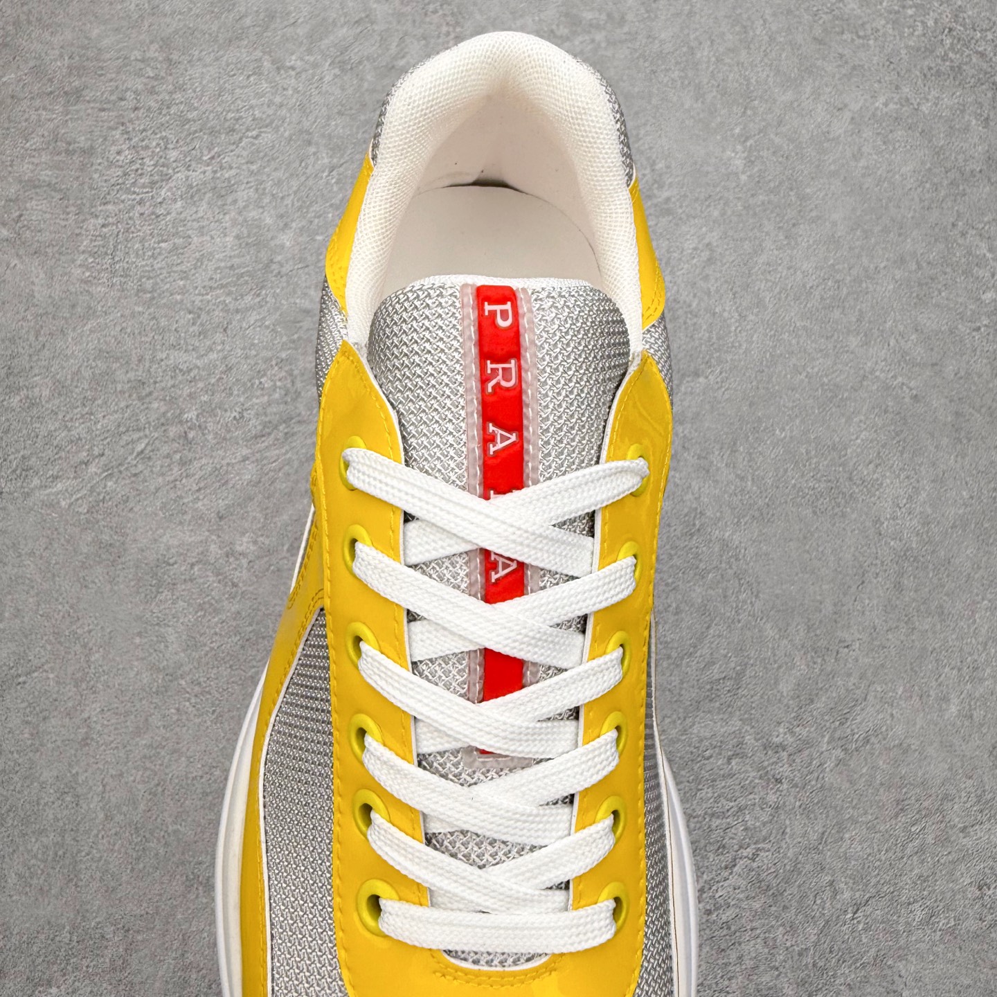 图片[5]-Prada America\’s Cup 普拉达 运动鞋经过重新设计 全新面料和颜色为它注入新的当代精神 这款航海风系带运动鞋 最初在上世纪90年代为LunaRossa船员设计 现在以彩色橡胶和Bike织物重新演绎 Prada LineaRossa徽标彰显经典态度 尺码：36 37 38 39 40 41 42 43 44 45 46 47-选品中心