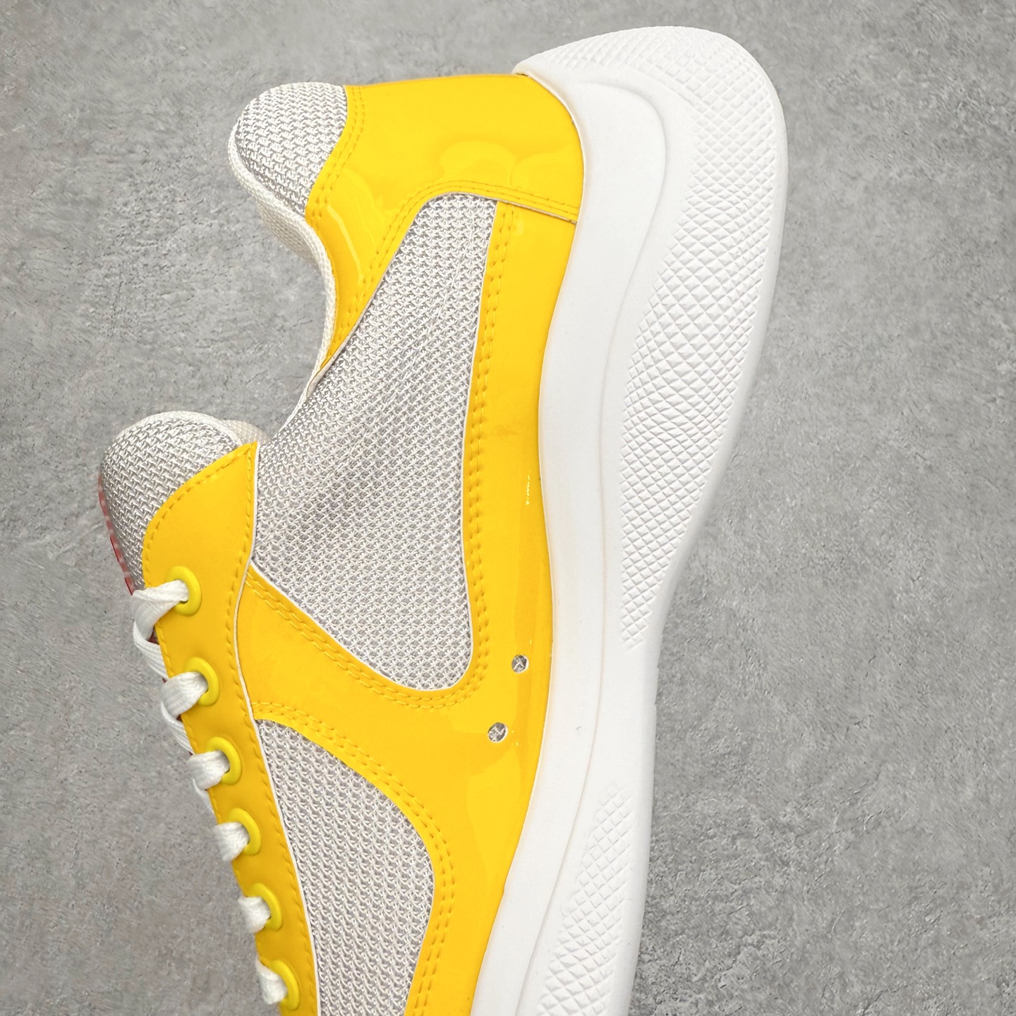 图片[7]-Prada America\’s Cup 普拉达 运动鞋经过重新设计 全新面料和颜色为它注入新的当代精神 这款航海风系带运动鞋 最初在上世纪90年代为LunaRossa船员设计 现在以彩色橡胶和Bike织物重新演绎 Prada LineaRossa徽标彰显经典态度 尺码：36 37 38 39 40 41 42 43 44 45 46 47-选品中心