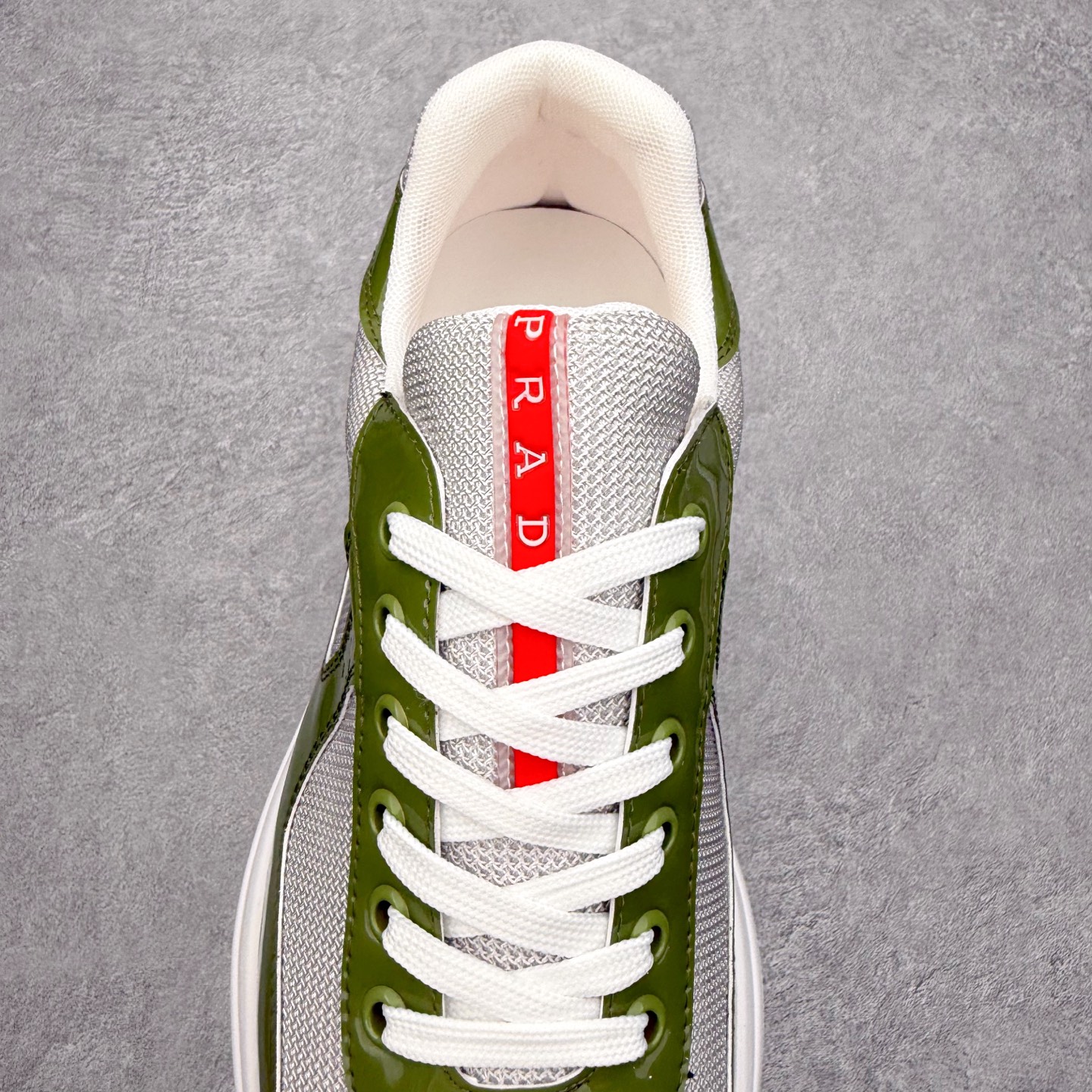 图片[5]-Prada America\’s Cup 普拉达 运动鞋经过重新设计 全新面料和颜色为它注入新的当代精神 这款航海风系带运动鞋 最初在上世纪90年代为LunaRossa船员设计 现在以彩色橡胶和Bike织物重新演绎 Prada LineaRossa徽标彰显经典态度 尺码：36 37 38 39 40 41 42 43 44 45 46 47-选品中心