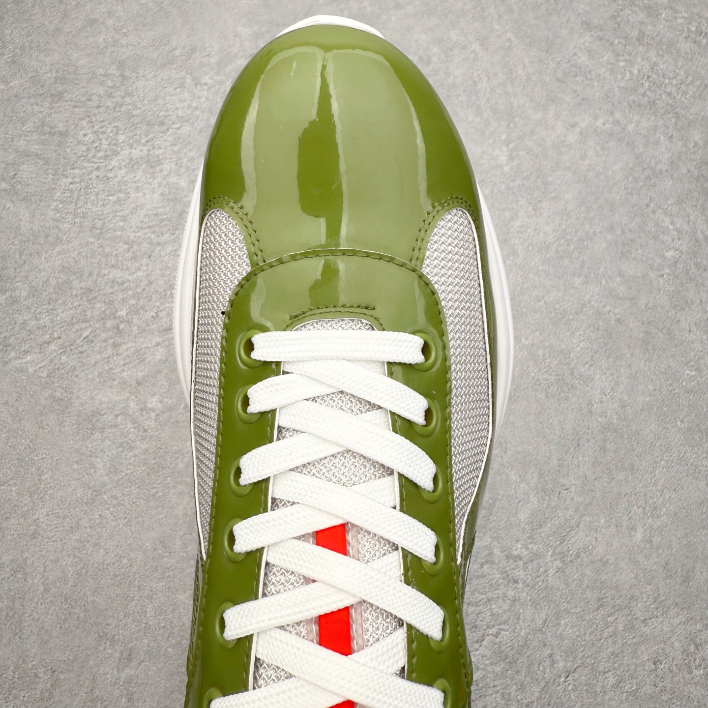 图片[4]-Prada America\’s Cup 普拉达 运动鞋经过重新设计 全新面料和颜色为它注入新的当代精神 这款航海风系带运动鞋 最初在上世纪90年代为LunaRossa船员设计 现在以彩色橡胶和Bike织物重新演绎 Prada LineaRossa徽标彰显经典态度 尺码：36 37 38 39 40 41 42 43 44 45 46 47-选品中心