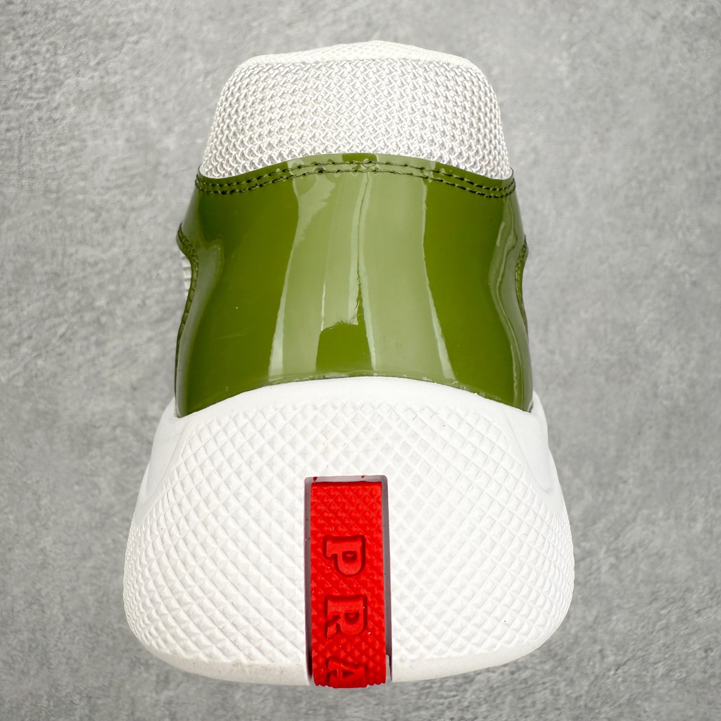 图片[8]-Prada America\’s Cup 普拉达 运动鞋经过重新设计 全新面料和颜色为它注入新的当代精神 这款航海风系带运动鞋 最初在上世纪90年代为LunaRossa船员设计 现在以彩色橡胶和Bike织物重新演绎 Prada LineaRossa徽标彰显经典态度 尺码：36 37 38 39 40 41 42 43 44 45 46 47-选品中心