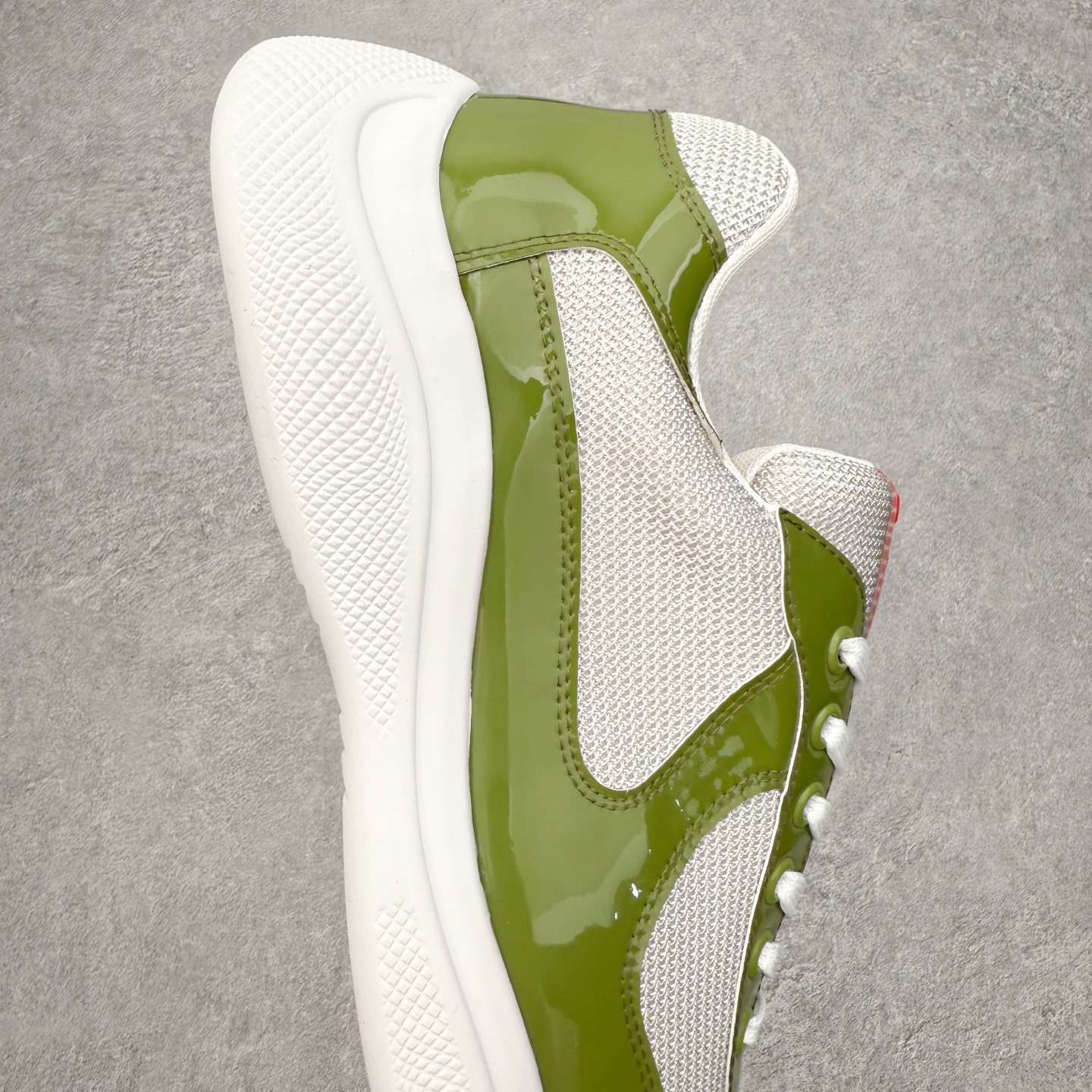 图片[6]-Prada America\’s Cup 普拉达 运动鞋经过重新设计 全新面料和颜色为它注入新的当代精神 这款航海风系带运动鞋 最初在上世纪90年代为LunaRossa船员设计 现在以彩色橡胶和Bike织物重新演绎 Prada LineaRossa徽标彰显经典态度 尺码：36 37 38 39 40 41 42 43 44 45 46 47-选品中心