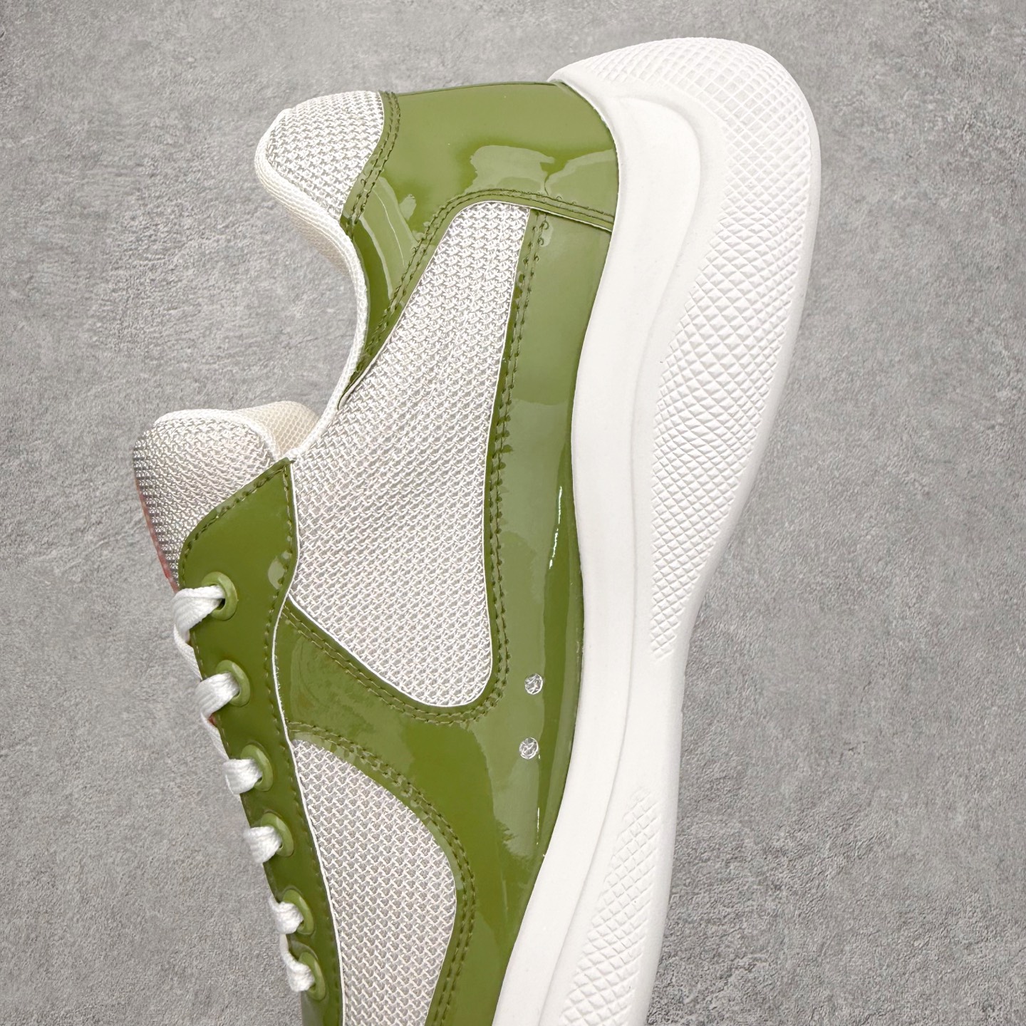 图片[7]-Prada America\’s Cup 普拉达 运动鞋经过重新设计 全新面料和颜色为它注入新的当代精神 这款航海风系带运动鞋 最初在上世纪90年代为LunaRossa船员设计 现在以彩色橡胶和Bike织物重新演绎 Prada LineaRossa徽标彰显经典态度 尺码：36 37 38 39 40 41 42 43 44 45 46 47-选品中心