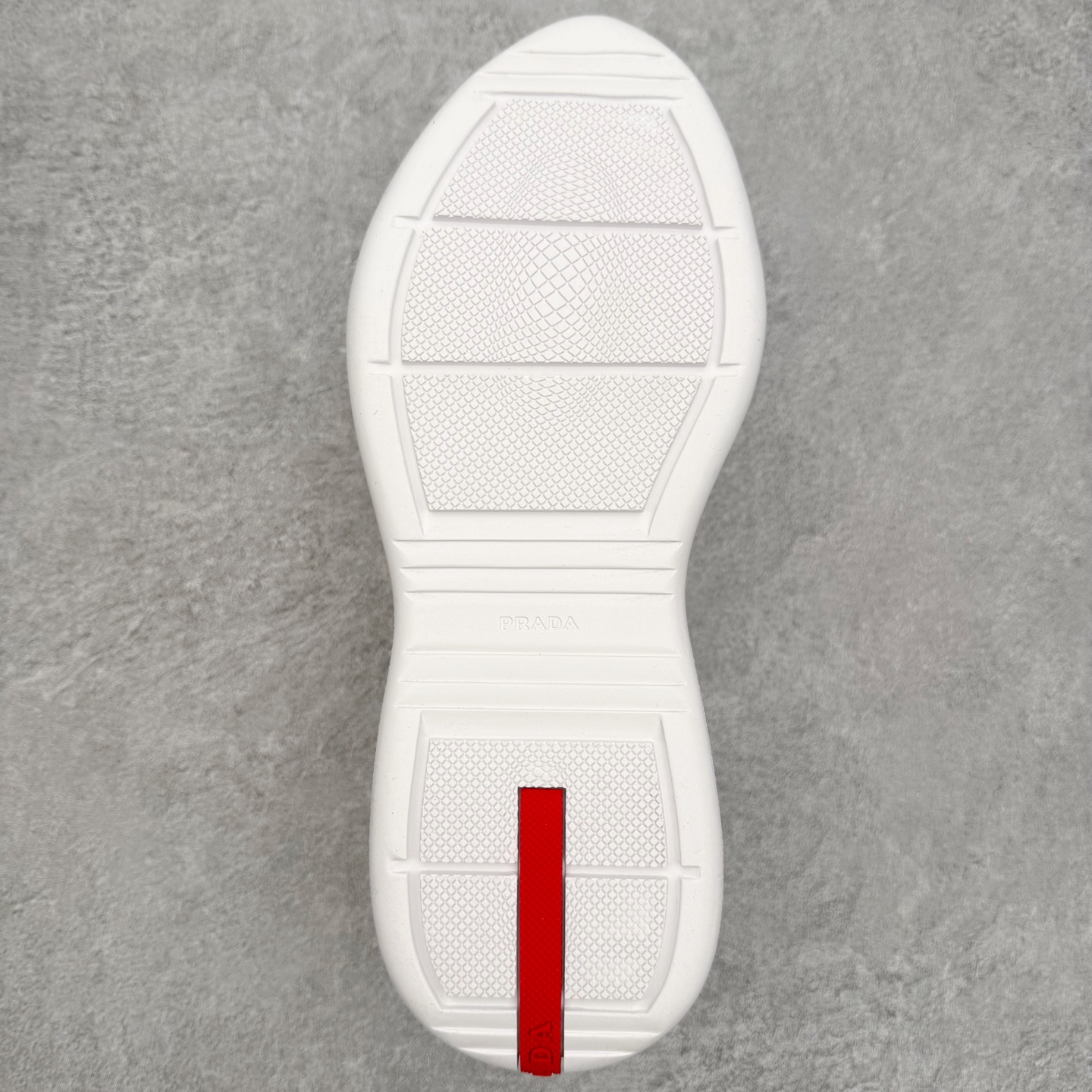 图片[9]-Prada America\’s Cup 普拉达 运动鞋经过重新设计 全新面料和颜色为它注入新的当代精神 这款航海风系带运动鞋 最初在上世纪90年代为LunaRossa船员设计 现在以彩色橡胶和Bike织物重新演绎 Prada LineaRossa徽标彰显经典态度 尺码：36 37 38 39 40 41 42 43 44 45 46 47-选品中心