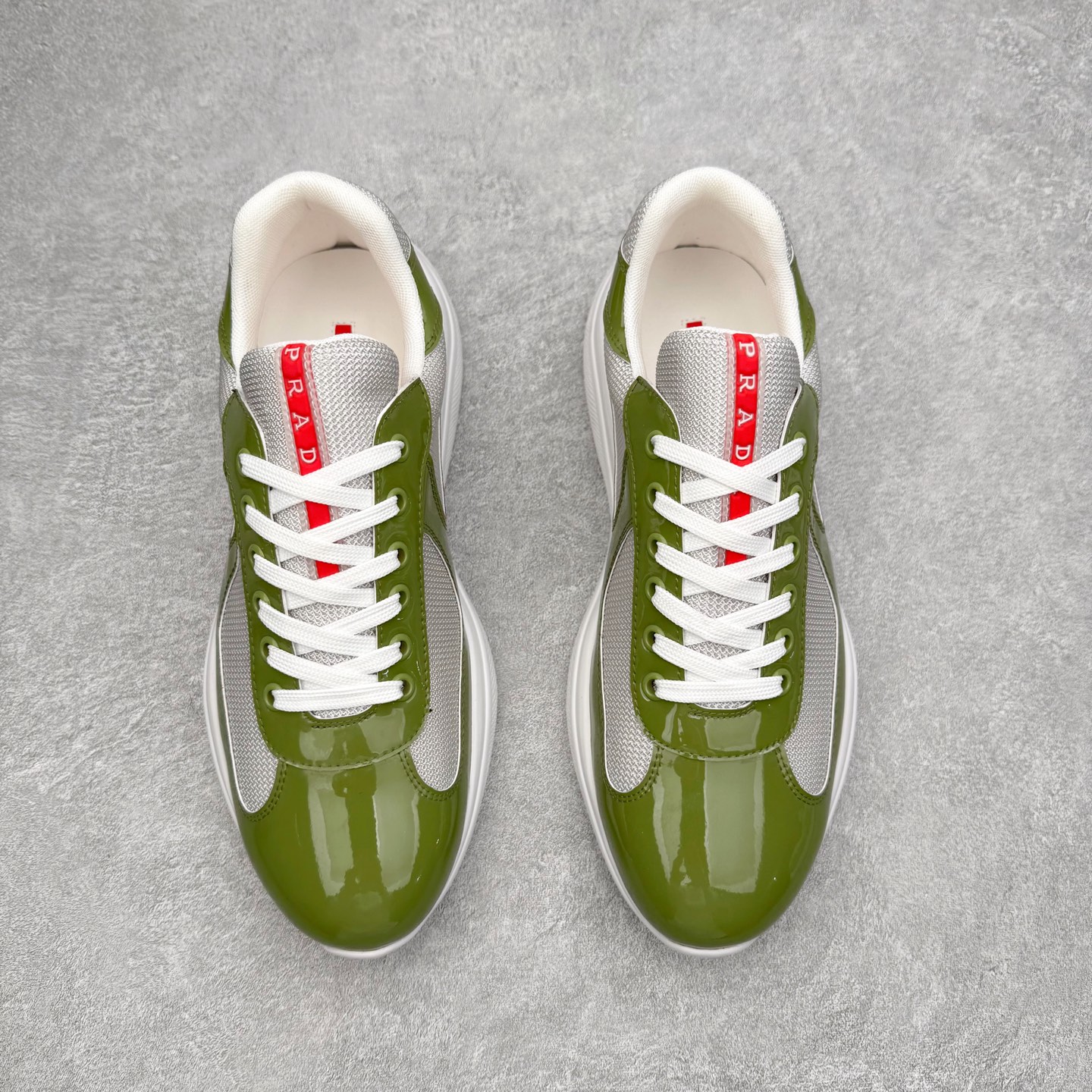 图片[2]-Prada America\’s Cup 普拉达 运动鞋经过重新设计 全新面料和颜色为它注入新的当代精神 这款航海风系带运动鞋 最初在上世纪90年代为LunaRossa船员设计 现在以彩色橡胶和Bike织物重新演绎 Prada LineaRossa徽标彰显经典态度 尺码：36 37 38 39 40 41 42 43 44 45 46 47-选品中心