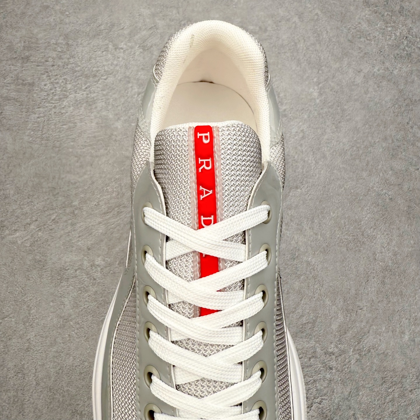 图片[5]-Prada America\’s Cup 普拉达 运动鞋经过重新设计 全新面料和颜色为它注入新的当代精神 这款航海风系带运动鞋 最初在上世纪90年代为LunaRossa船员设计 现在以彩色橡胶和Bike织物重新演绎 Prada LineaRossa徽标彰显经典态度 尺码：36 37 38 39 40 41 42 43 44 45 46 47-选品中心