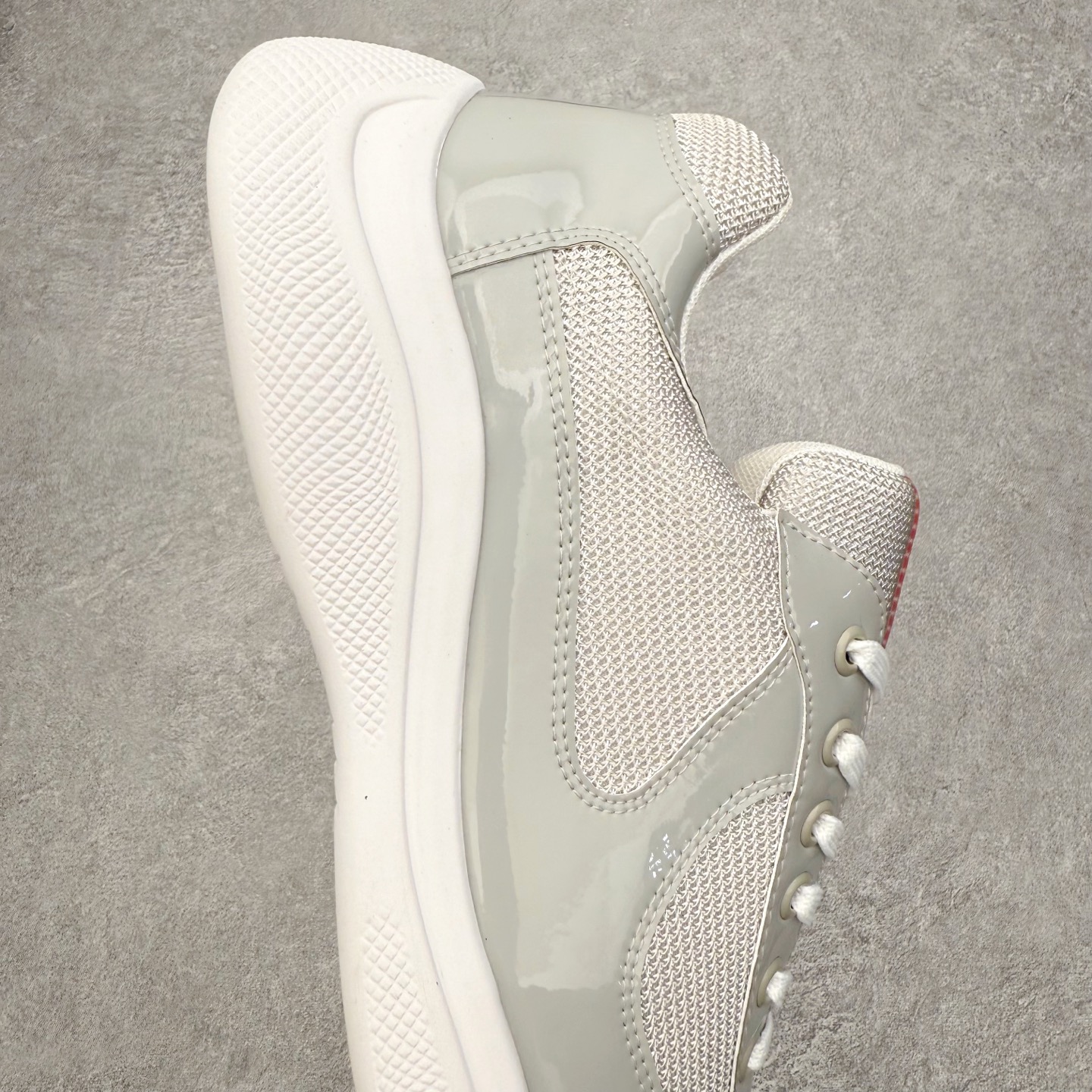 图片[6]-Prada America\’s Cup 普拉达 运动鞋经过重新设计 全新面料和颜色为它注入新的当代精神 这款航海风系带运动鞋 最初在上世纪90年代为LunaRossa船员设计 现在以彩色橡胶和Bike织物重新演绎 Prada LineaRossa徽标彰显经典态度 尺码：36 37 38 39 40 41 42 43 44 45 46 47-选品中心