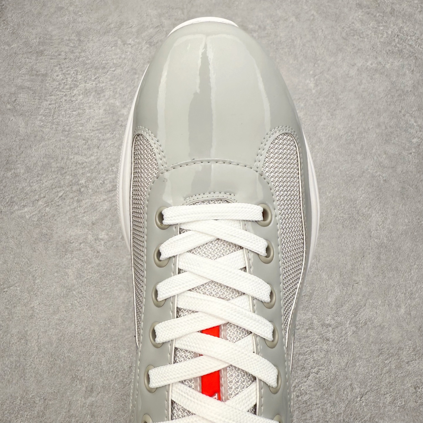 图片[4]-Prada America\’s Cup 普拉达 运动鞋经过重新设计 全新面料和颜色为它注入新的当代精神 这款航海风系带运动鞋 最初在上世纪90年代为LunaRossa船员设计 现在以彩色橡胶和Bike织物重新演绎 Prada LineaRossa徽标彰显经典态度 尺码：36 37 38 39 40 41 42 43 44 45 46 47-选品中心