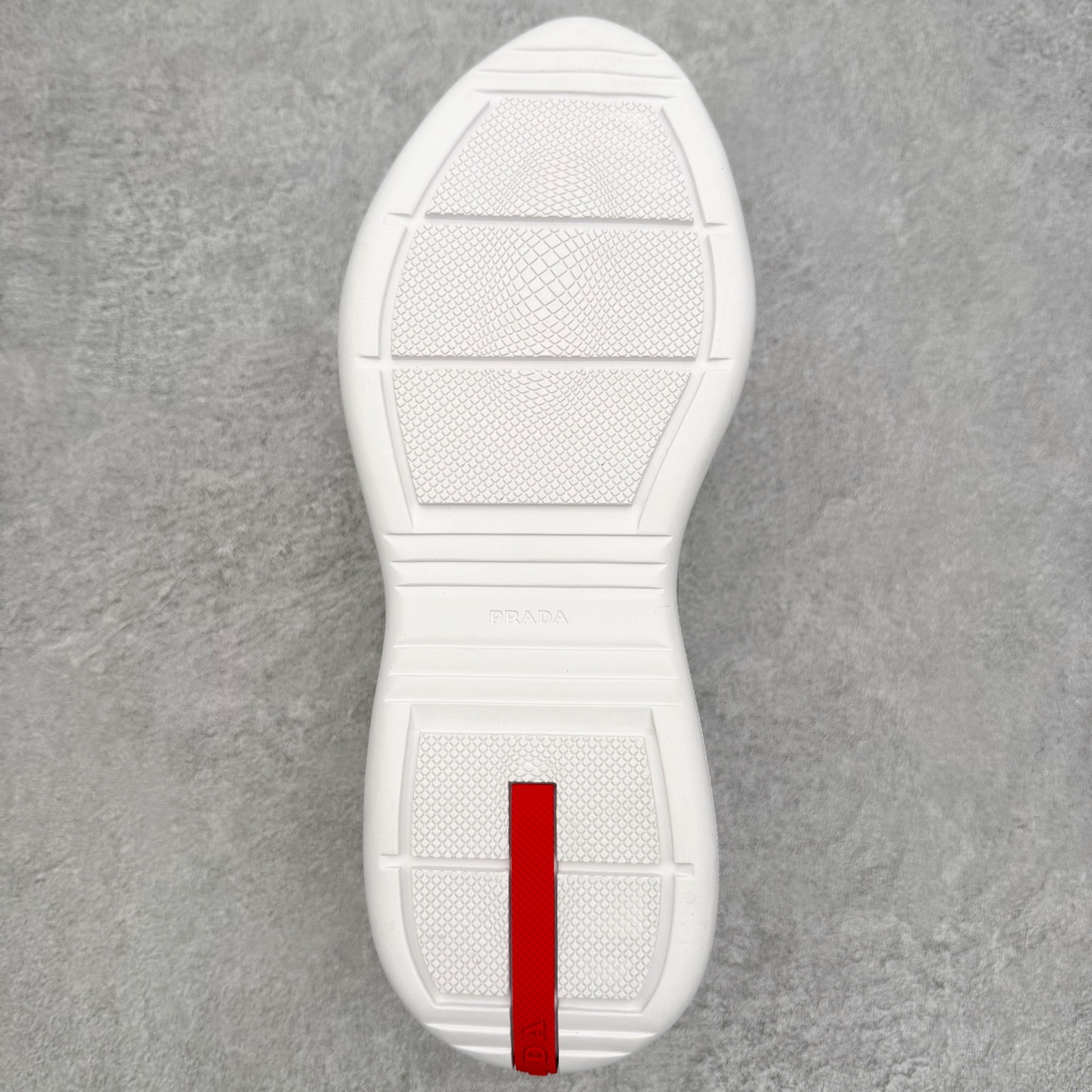 图片[9]-Prada America\’s Cup 普拉达 运动鞋经过重新设计 全新面料和颜色为它注入新的当代精神 这款航海风系带运动鞋 最初在上世纪90年代为LunaRossa船员设计 现在以彩色橡胶和Bike织物重新演绎 Prada LineaRossa徽标彰显经典态度 尺码：36 37 38 39 40 41 42 43 44 45 46 47-选品中心