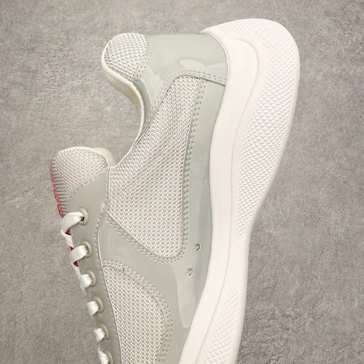 图片[7]-Prada America\’s Cup 普拉达 运动鞋经过重新设计 全新面料和颜色为它注入新的当代精神 这款航海风系带运动鞋 最初在上世纪90年代为LunaRossa船员设计 现在以彩色橡胶和Bike织物重新演绎 Prada LineaRossa徽标彰显经典态度 尺码：36 37 38 39 40 41 42 43 44 45 46 47-选品中心