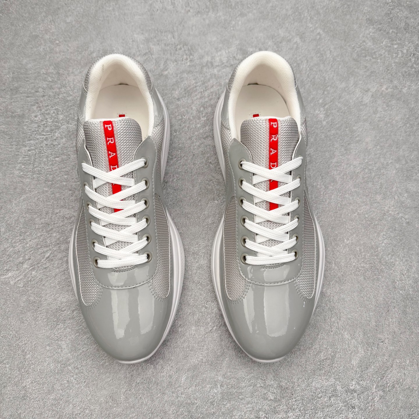 图片[2]-Prada America\’s Cup 普拉达 运动鞋经过重新设计 全新面料和颜色为它注入新的当代精神 这款航海风系带运动鞋 最初在上世纪90年代为LunaRossa船员设计 现在以彩色橡胶和Bike织物重新演绎 Prada LineaRossa徽标彰显经典态度 尺码：36 37 38 39 40 41 42 43 44 45 46 47-选品中心