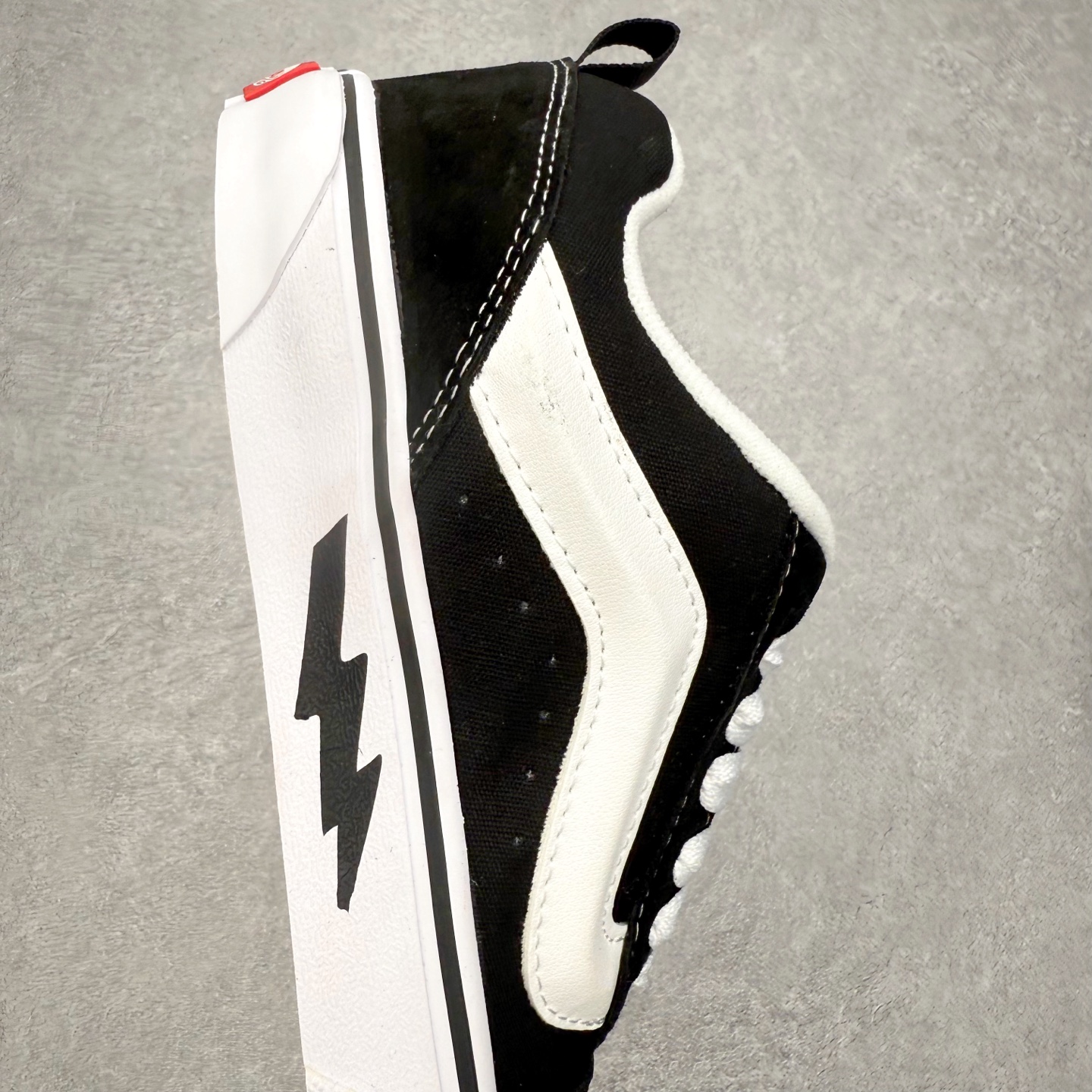 图片[6]-Vans Knu Skool 黑灰闪电面包鞋 经典黑灰主色 肥胖版大Logo 鞋底侧边搭配闪电标志⚡️复古酷炫 尺码：35 36 36.5 37 38 38.5 39 40 40.5 41 42 42.5 43 44 工艺：硫化1：1（重量1：1、真标、原钢印、材质标、鞋型标、合格证）-选品中心