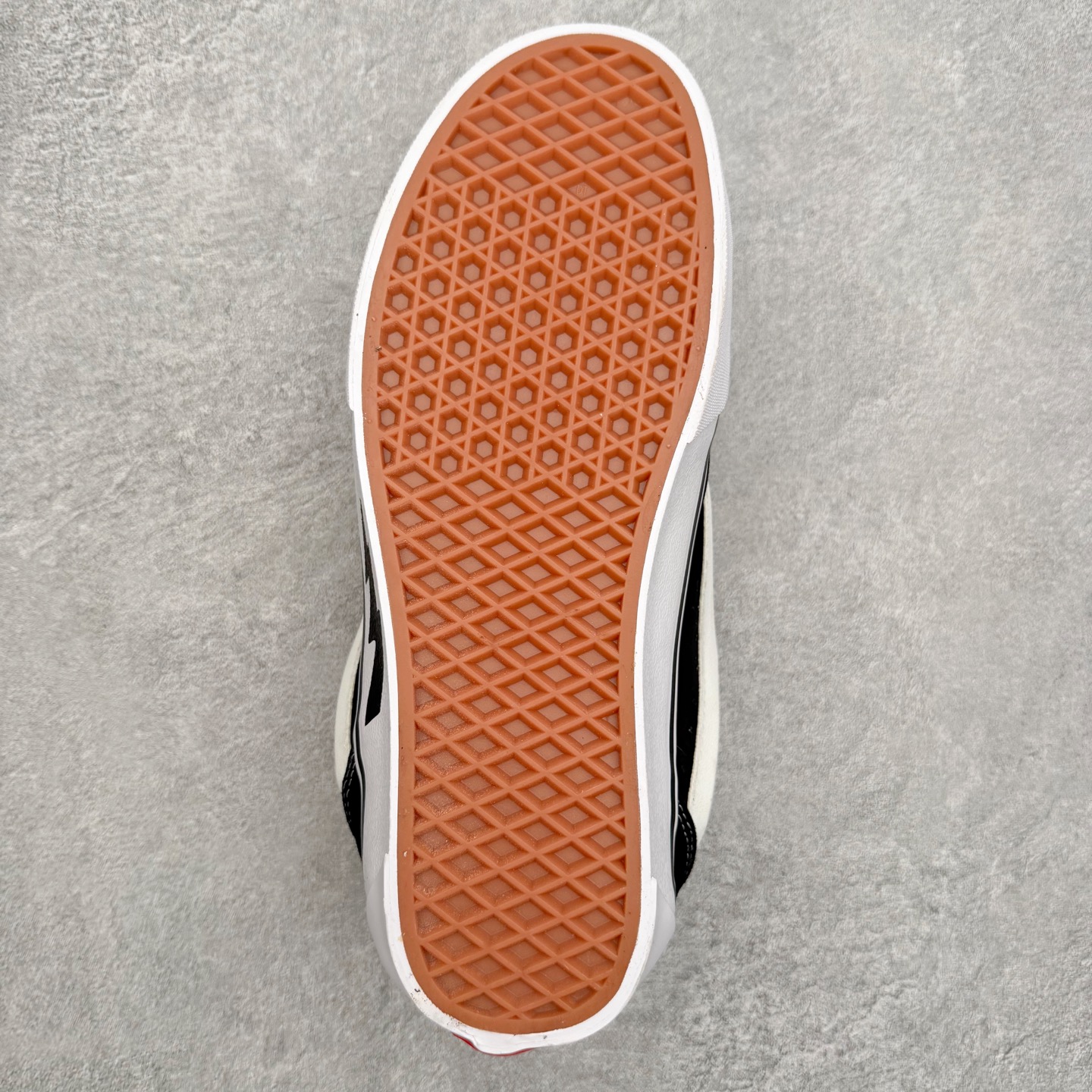 图片[9]-Vans Knu Skool 黑灰闪电面包鞋 经典黑灰主色 肥胖版大Logo 鞋底侧边搭配闪电标志⚡️复古酷炫 尺码：35 36 36.5 37 38 38.5 39 40 40.5 41 42 42.5 43 44 工艺：硫化1：1（重量1：1、真标、原钢印、材质标、鞋型标、合格证）-选品中心