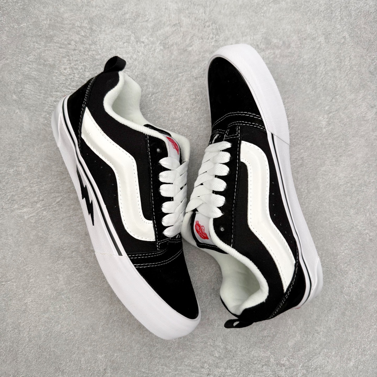 图片[3]-Vans Knu Skool 黑灰闪电面包鞋 经典黑灰主色 肥胖版大Logo 鞋底侧边搭配闪电标志⚡️复古酷炫 尺码：35 36 36.5 37 38 38.5 39 40 40.5 41 42 42.5 43 44 工艺：硫化1：1（重量1：1、真标、原钢印、材质标、鞋型标、合格证）-选品中心