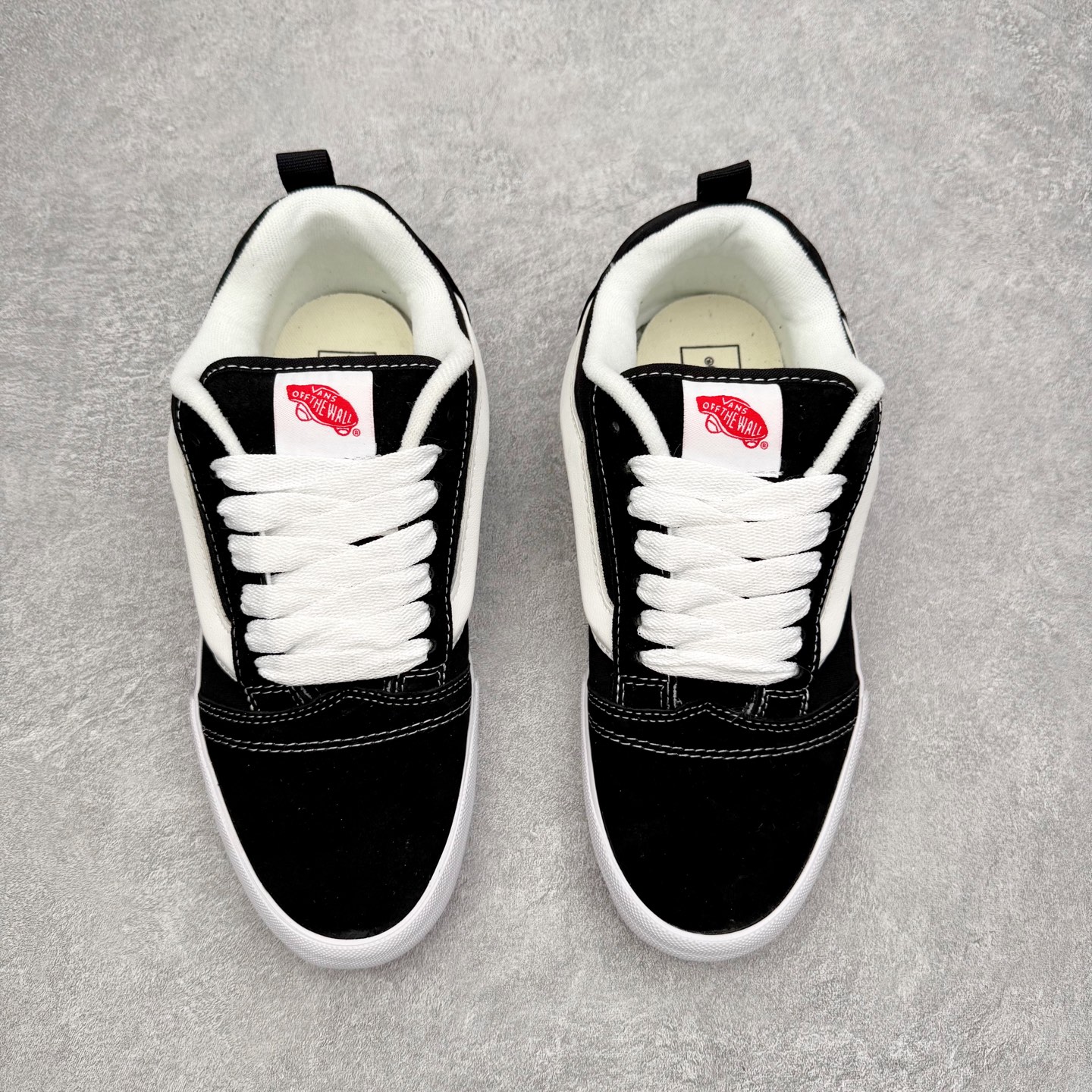 图片[2]-Vans Knu Skool 黑灰闪电面包鞋 经典黑灰主色 肥胖版大Logo 鞋底侧边搭配闪电标志⚡️复古酷炫 尺码：35 36 36.5 37 38 38.5 39 40 40.5 41 42 42.5 43 44 工艺：硫化1：1（重量1：1、真标、原钢印、材质标、鞋型标、合格证）-选品中心