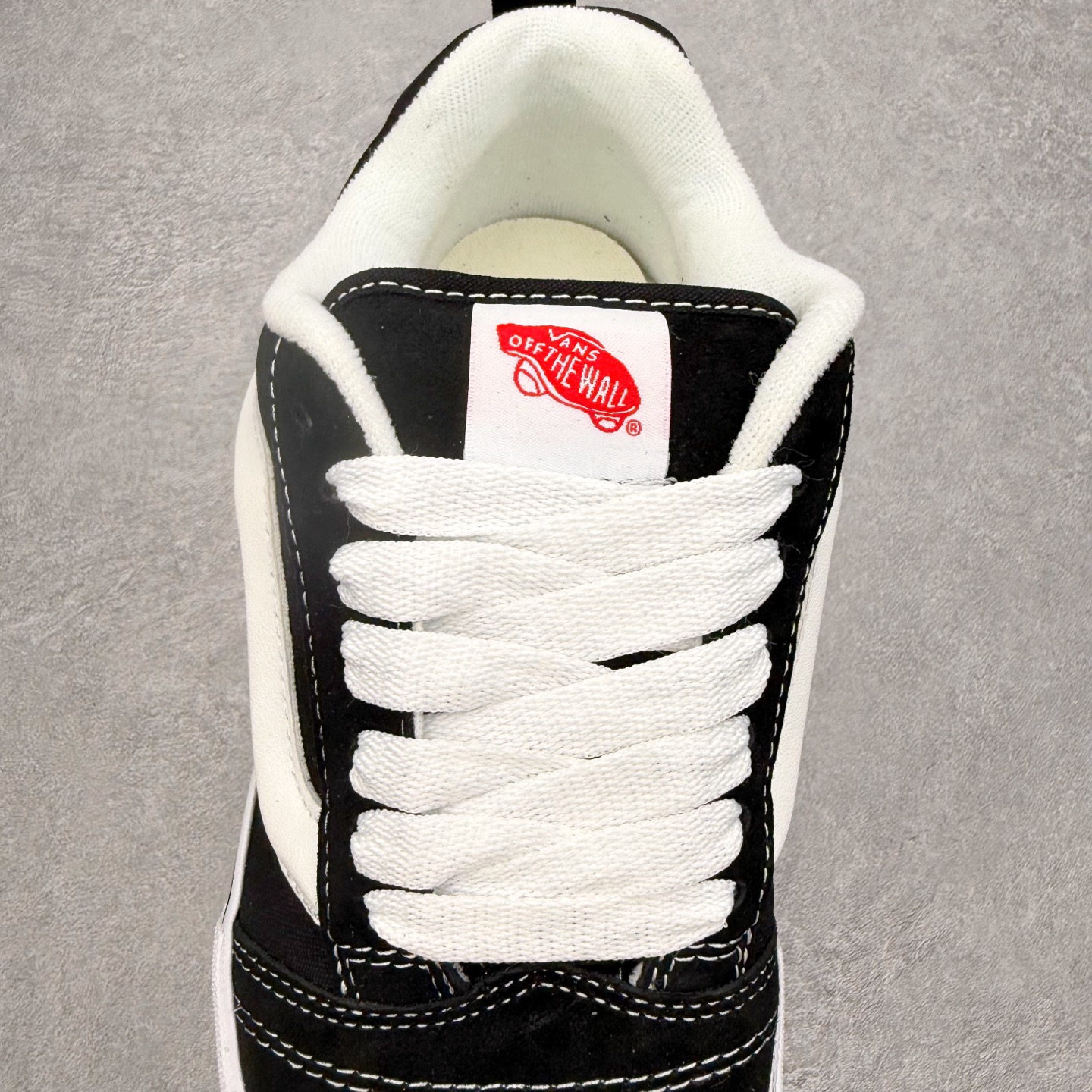 图片[5]-Vans Knu Skool 黑灰闪电面包鞋 经典黑灰主色 肥胖版大Logo 鞋底侧边搭配闪电标志⚡️复古酷炫 尺码：35 36 36.5 37 38 38.5 39 40 40.5 41 42 42.5 43 44 工艺：硫化1：1（重量1：1、真标、原钢印、材质标、鞋型标、合格证）-选品中心