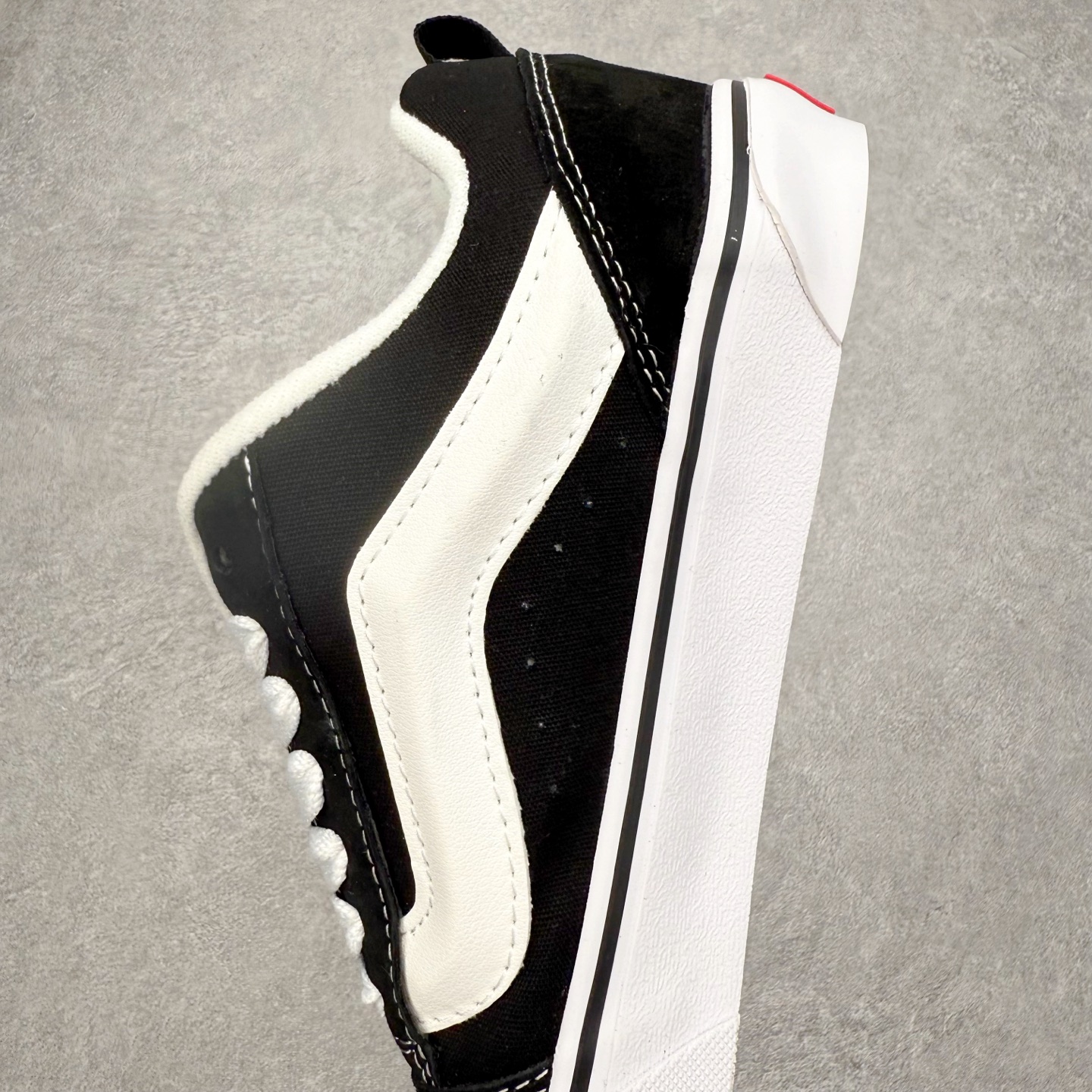 图片[7]-Vans Knu Skool 黑灰闪电面包鞋 经典黑灰主色 肥胖版大Logo 鞋底侧边搭配闪电标志⚡️复古酷炫 尺码：35 36 36.5 37 38 38.5 39 40 40.5 41 42 42.5 43 44 工艺：硫化1：1（重量1：1、真标、原钢印、材质标、鞋型标、合格证）-选品中心