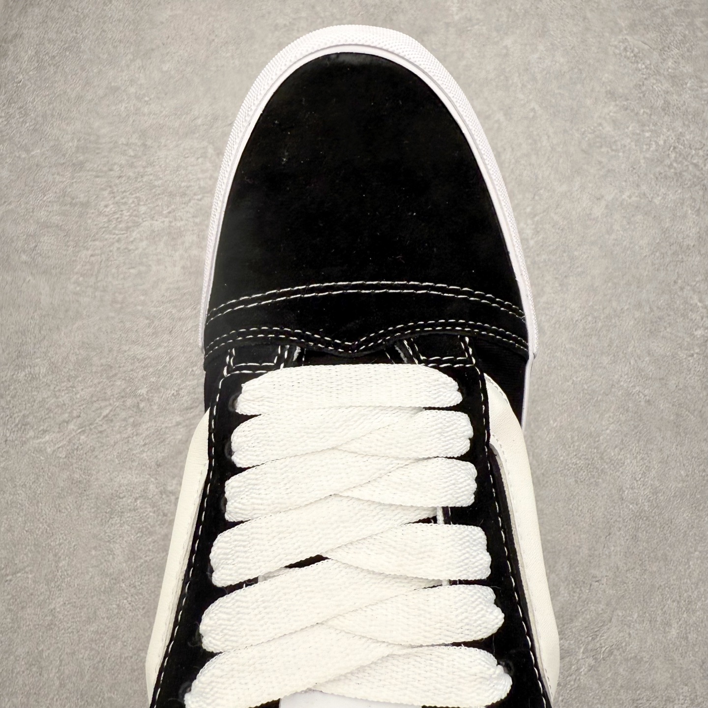 图片[4]-Vans Knu Skool 黑灰闪电面包鞋 经典黑灰主色 肥胖版大Logo 鞋底侧边搭配闪电标志⚡️复古酷炫 尺码：35 36 36.5 37 38 38.5 39 40 40.5 41 42 42.5 43 44 工艺：硫化1：1（重量1：1、真标、原钢印、材质标、鞋型标、合格证）-选品中心