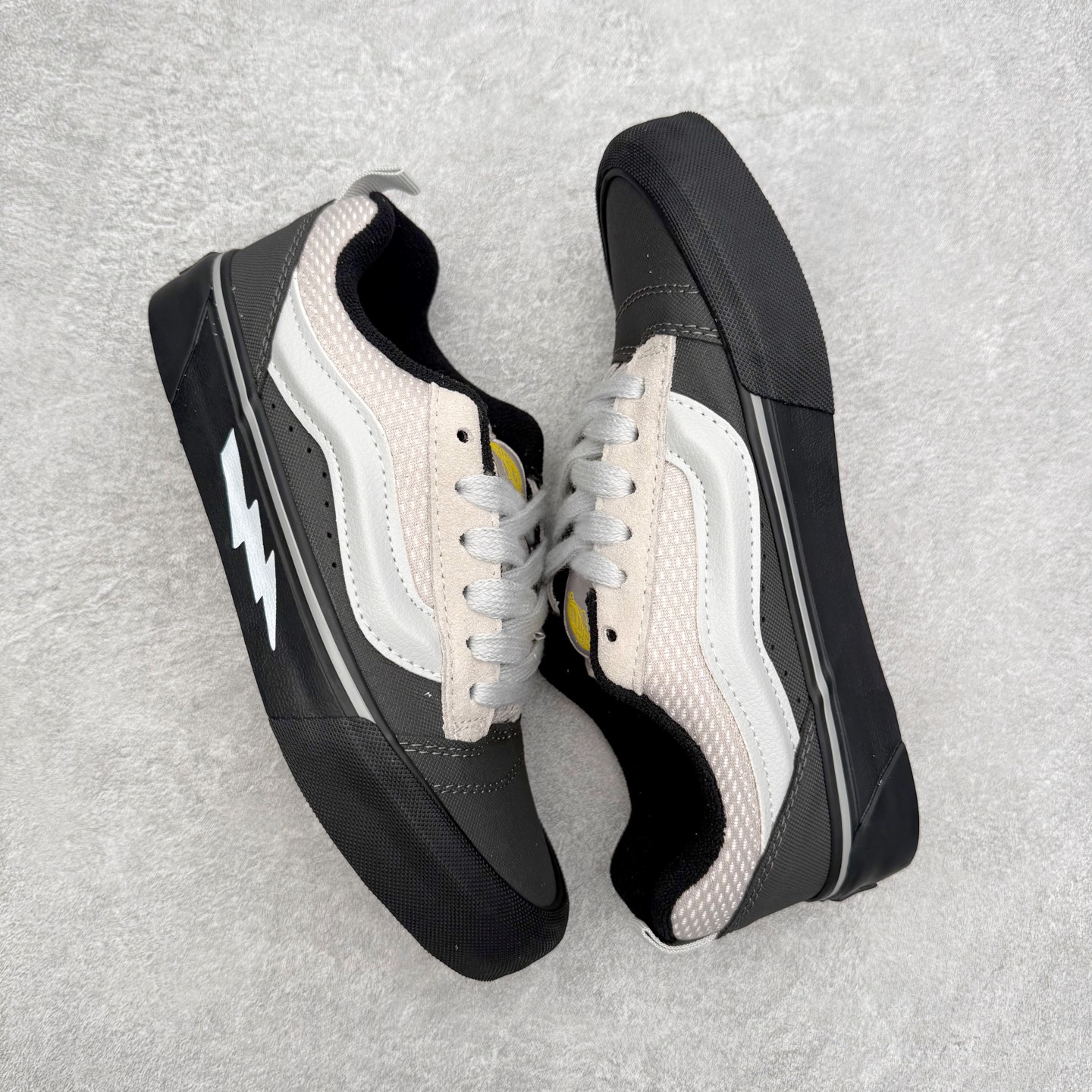 图片[3]-Vans Knu Skool 黑白闪电面包鞋 经典黑白主色 肥胖版大Logo 鞋底侧边搭配闪电标志⚡️复古酷炫 尺码：35 36 36.5 37 38 38.5 39 40 40.5 41 42 42.5 43 44 工艺：硫化1：1（重量1：1、真标、原钢印、材质标、鞋型标、合格证）-选品中心