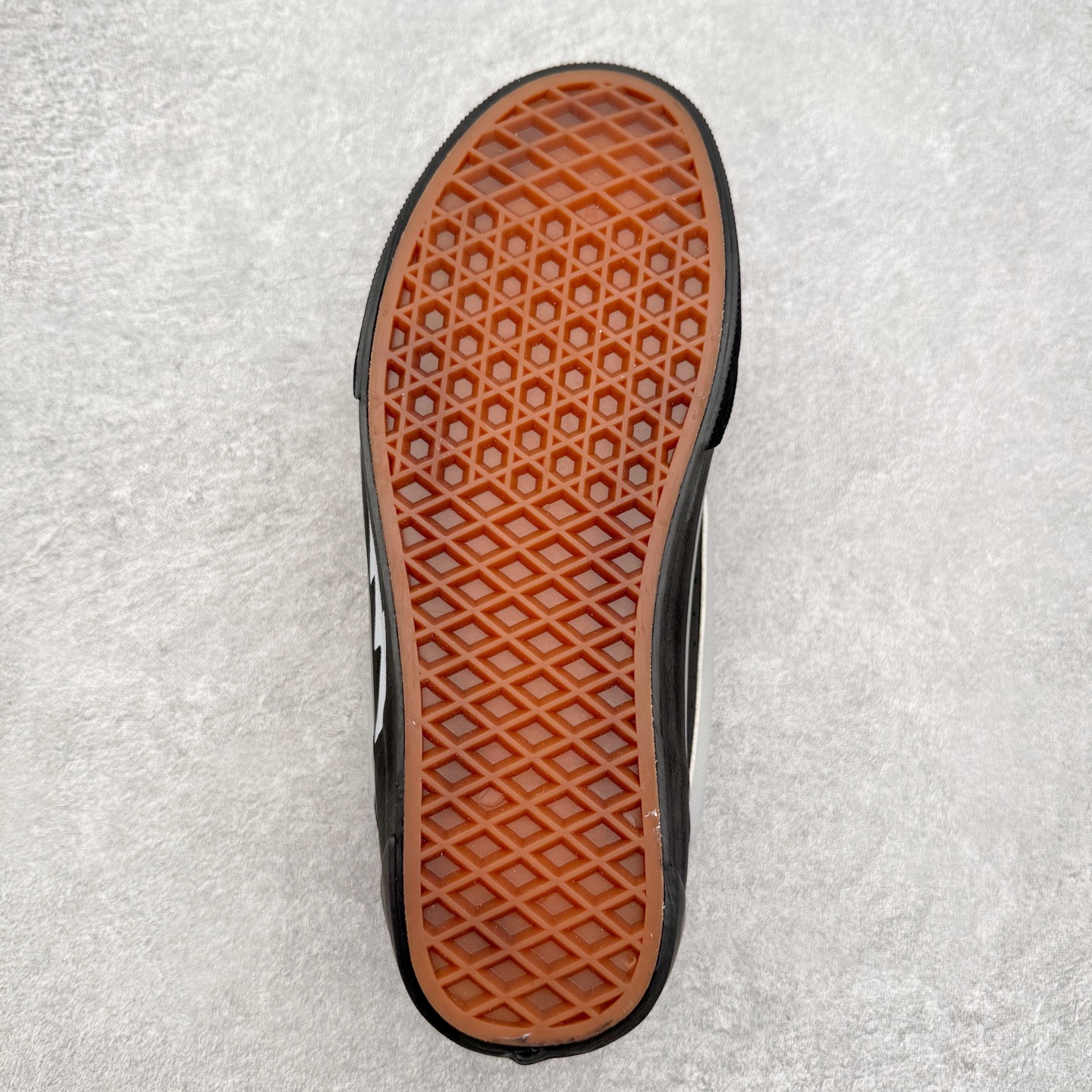 图片[9]-Vans Knu Skool 黑白闪电面包鞋 经典黑白主色 肥胖版大Logo 鞋底侧边搭配闪电标志⚡️复古酷炫 尺码：35 36 36.5 37 38 38.5 39 40 40.5 41 42 42.5 43 44 工艺：硫化1：1（重量1：1、真标、原钢印、材质标、鞋型标、合格证）-选品中心