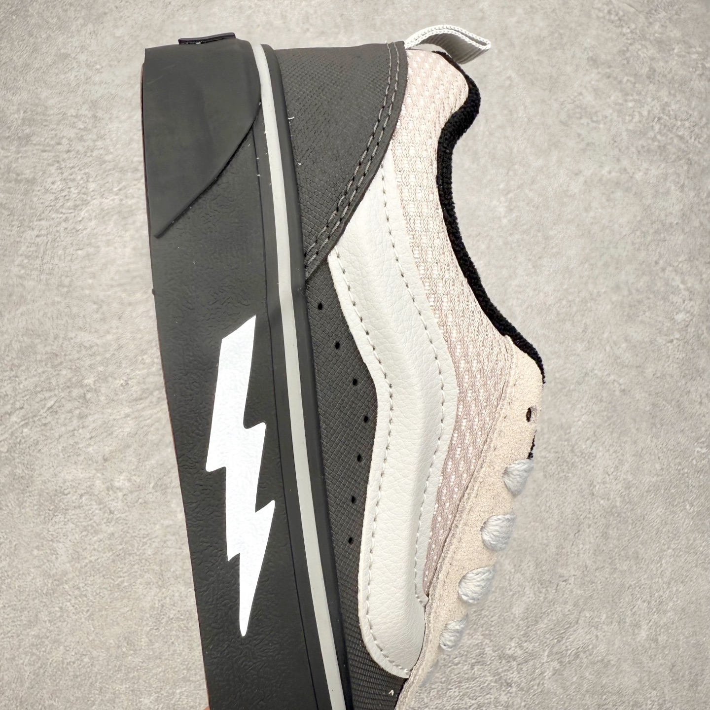 图片[6]-Vans Knu Skool 黑白闪电面包鞋 经典黑白主色 肥胖版大Logo 鞋底侧边搭配闪电标志⚡️复古酷炫 尺码：35 36 36.5 37 38 38.5 39 40 40.5 41 42 42.5 43 44 工艺：硫化1：1（重量1：1、真标、原钢印、材质标、鞋型标、合格证）-选品中心