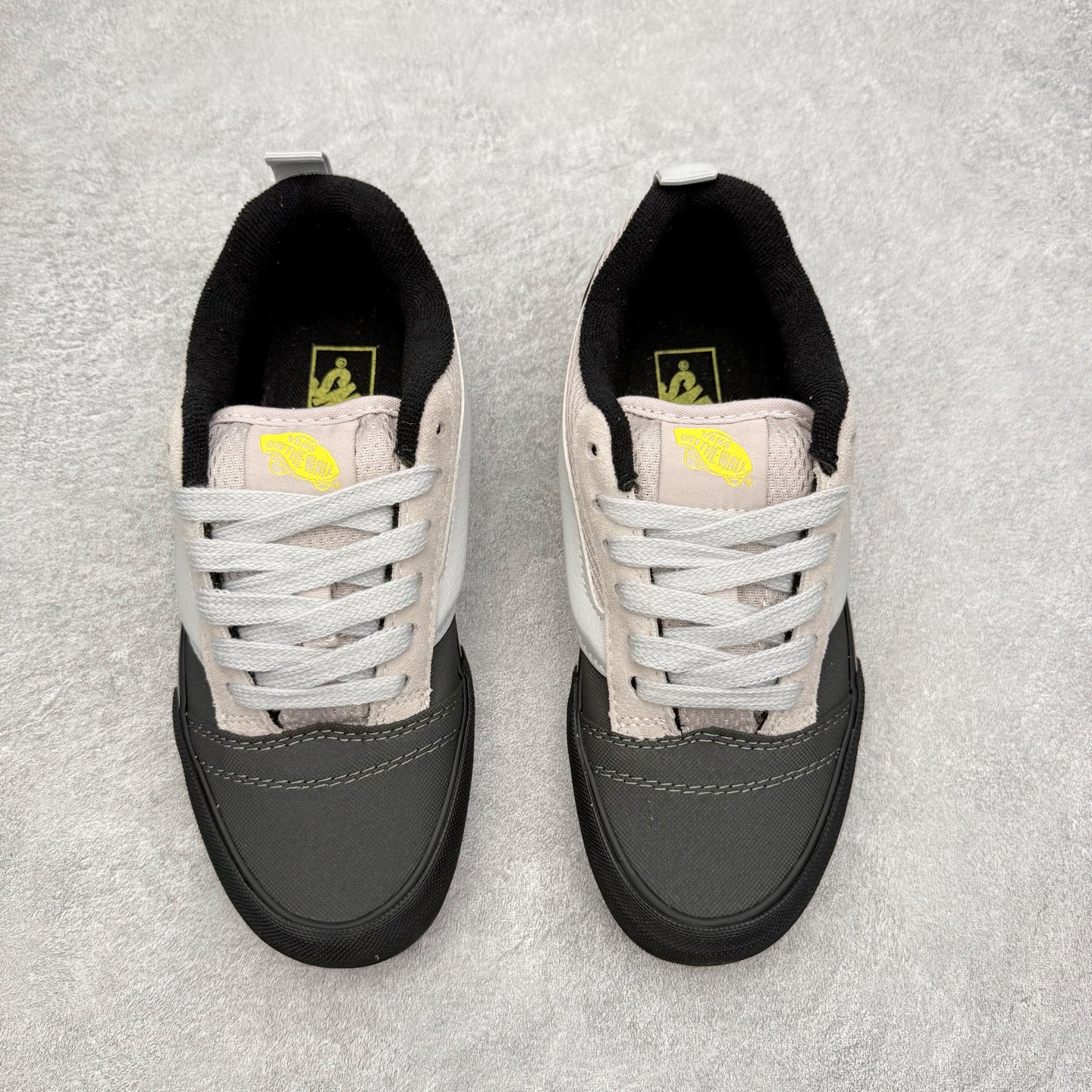 图片[2]-Vans Knu Skool 黑白闪电面包鞋 经典黑白主色 肥胖版大Logo 鞋底侧边搭配闪电标志⚡️复古酷炫 尺码：35 36 36.5 37 38 38.5 39 40 40.5 41 42 42.5 43 44 工艺：硫化1：1（重量1：1、真标、原钢印、材质标、鞋型标、合格证）-选品中心