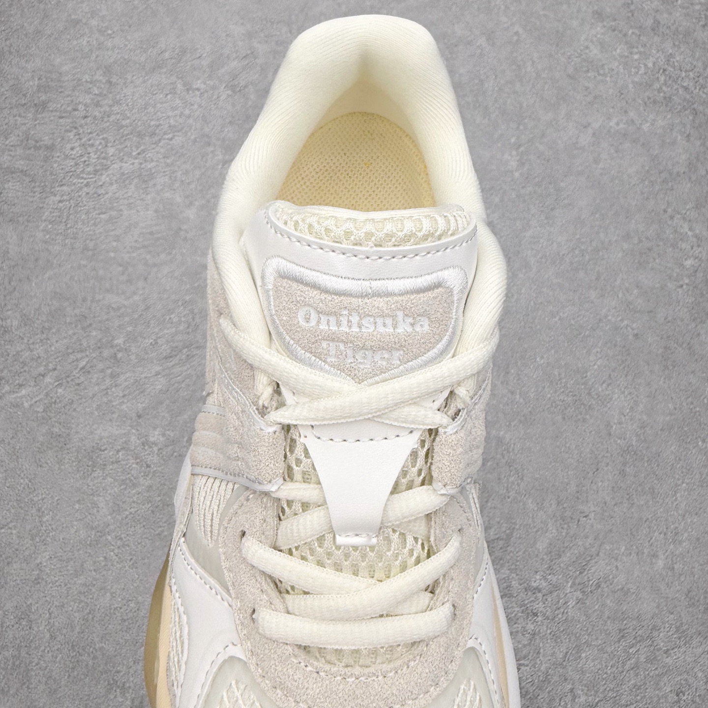 图片[5]-Onitsuka Tiger鬼塚虎 ULTI RS TIGRUN 时尚百搭耐磨低帮运动休闲鞋 全新ICON LOGO 采用特色网布和皮革的异材质拼接 轻量且富有弹性的材质 赋予双脚弹跳般的穿着感 前掌与后跟两处可视化GEL胶 提升缓震性能 外置TRUSSTIC中桥 增强稳定性 流线型鞋底融入了品牌象征的老虎图案 带来强烈的视觉冲击 兼顾弯曲性与缓震 从1980至2000年代的跑鞋中汲取灵感 将弹性脚感与时尚设计巧妙融合 成为都市风格穿搭的理想之选 尺码：36 36.5 37.5 38 38.5 39 40 40.5 41 42 42.5 43 44 44.5 45 46-选品中心