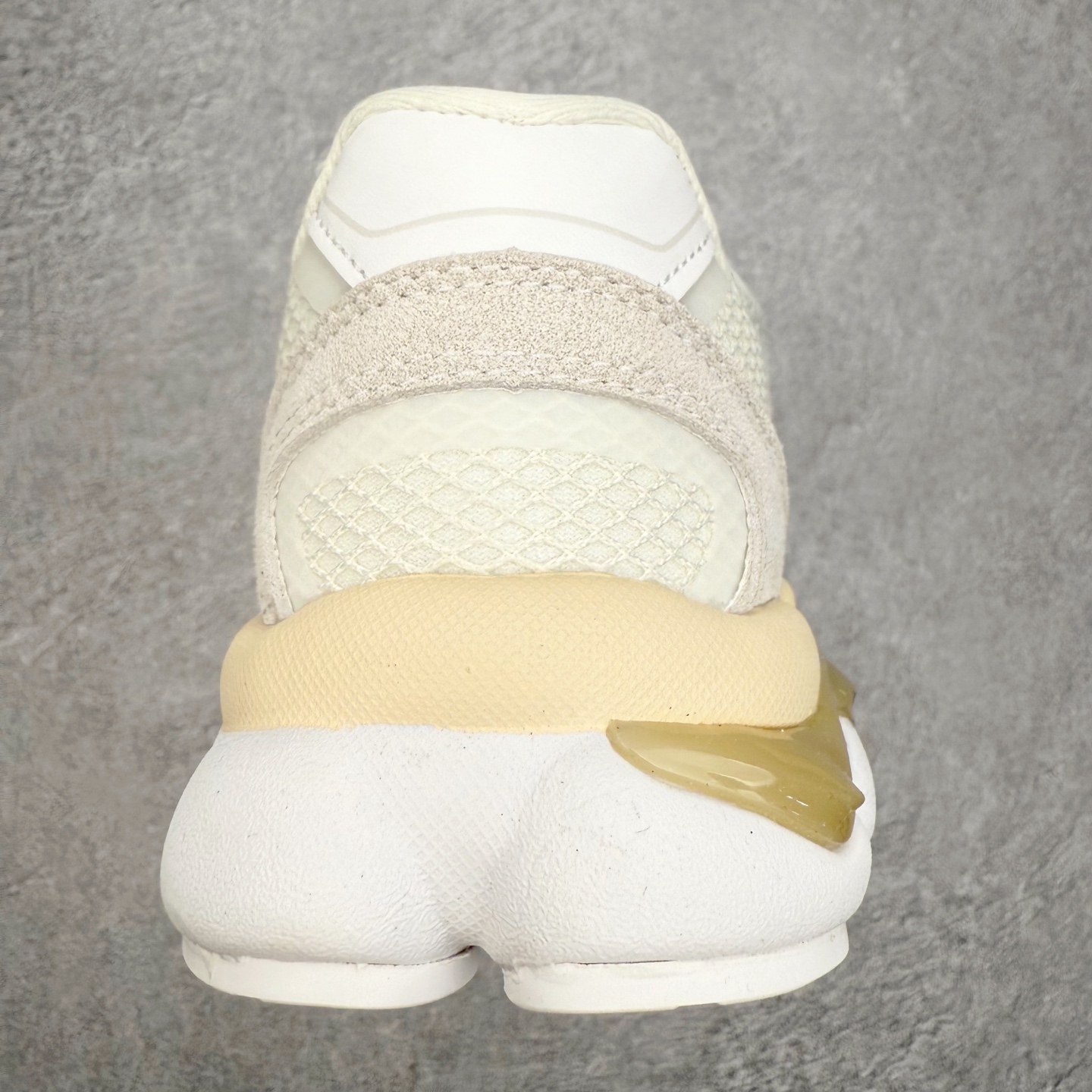 图片[8]-Onitsuka Tiger鬼塚虎 ULTI RS TIGRUN 时尚百搭耐磨低帮运动休闲鞋 全新ICON LOGO 采用特色网布和皮革的异材质拼接 轻量且富有弹性的材质 赋予双脚弹跳般的穿着感 前掌与后跟两处可视化GEL胶 提升缓震性能 外置TRUSSTIC中桥 增强稳定性 流线型鞋底融入了品牌象征的老虎图案 带来强烈的视觉冲击 兼顾弯曲性与缓震 从1980至2000年代的跑鞋中汲取灵感 将弹性脚感与时尚设计巧妙融合 成为都市风格穿搭的理想之选 尺码：36 36.5 37.5 38 38.5 39 40 40.5 41 42 42.5 43 44 44.5 45 46-选品中心