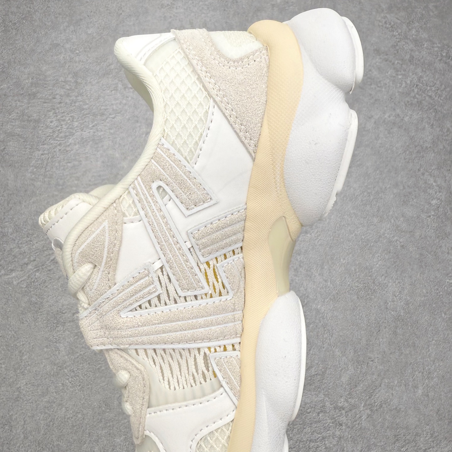 图片[7]-Onitsuka Tiger鬼塚虎 ULTI RS TIGRUN 时尚百搭耐磨低帮运动休闲鞋 全新ICON LOGO 采用特色网布和皮革的异材质拼接 轻量且富有弹性的材质 赋予双脚弹跳般的穿着感 前掌与后跟两处可视化GEL胶 提升缓震性能 外置TRUSSTIC中桥 增强稳定性 流线型鞋底融入了品牌象征的老虎图案 带来强烈的视觉冲击 兼顾弯曲性与缓震 从1980至2000年代的跑鞋中汲取灵感 将弹性脚感与时尚设计巧妙融合 成为都市风格穿搭的理想之选 尺码：36 36.5 37.5 38 38.5 39 40 40.5 41 42 42.5 43 44 44.5 45 46-选品中心