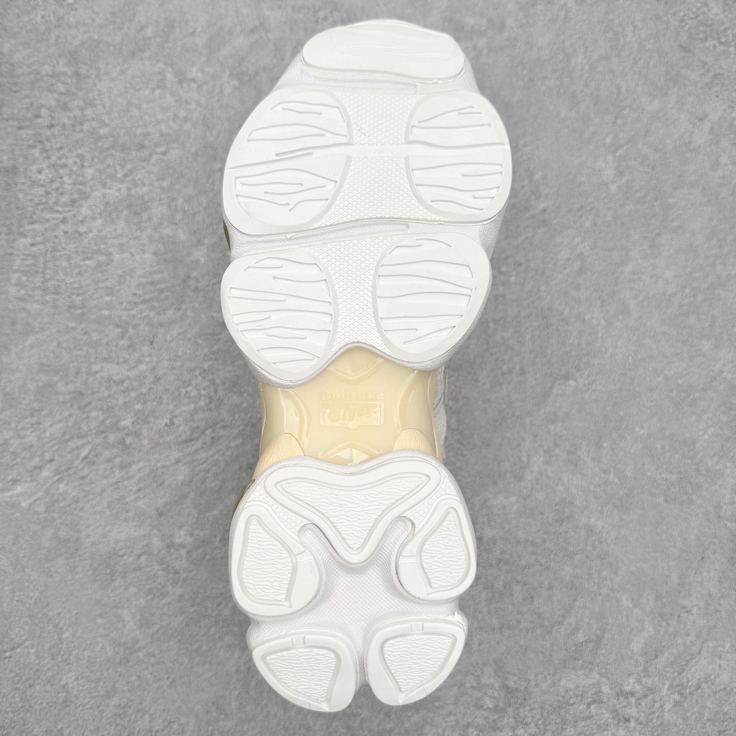 图片[9]-Onitsuka Tiger鬼塚虎 ULTI RS TIGRUN 时尚百搭耐磨低帮运动休闲鞋 全新ICON LOGO 采用特色网布和皮革的异材质拼接 轻量且富有弹性的材质 赋予双脚弹跳般的穿着感 前掌与后跟两处可视化GEL胶 提升缓震性能 外置TRUSSTIC中桥 增强稳定性 流线型鞋底融入了品牌象征的老虎图案 带来强烈的视觉冲击 兼顾弯曲性与缓震 从1980至2000年代的跑鞋中汲取灵感 将弹性脚感与时尚设计巧妙融合 成为都市风格穿搭的理想之选 尺码：36 36.5 37.5 38 38.5 39 40 40.5 41 42 42.5 43 44 44.5 45 46-选品中心