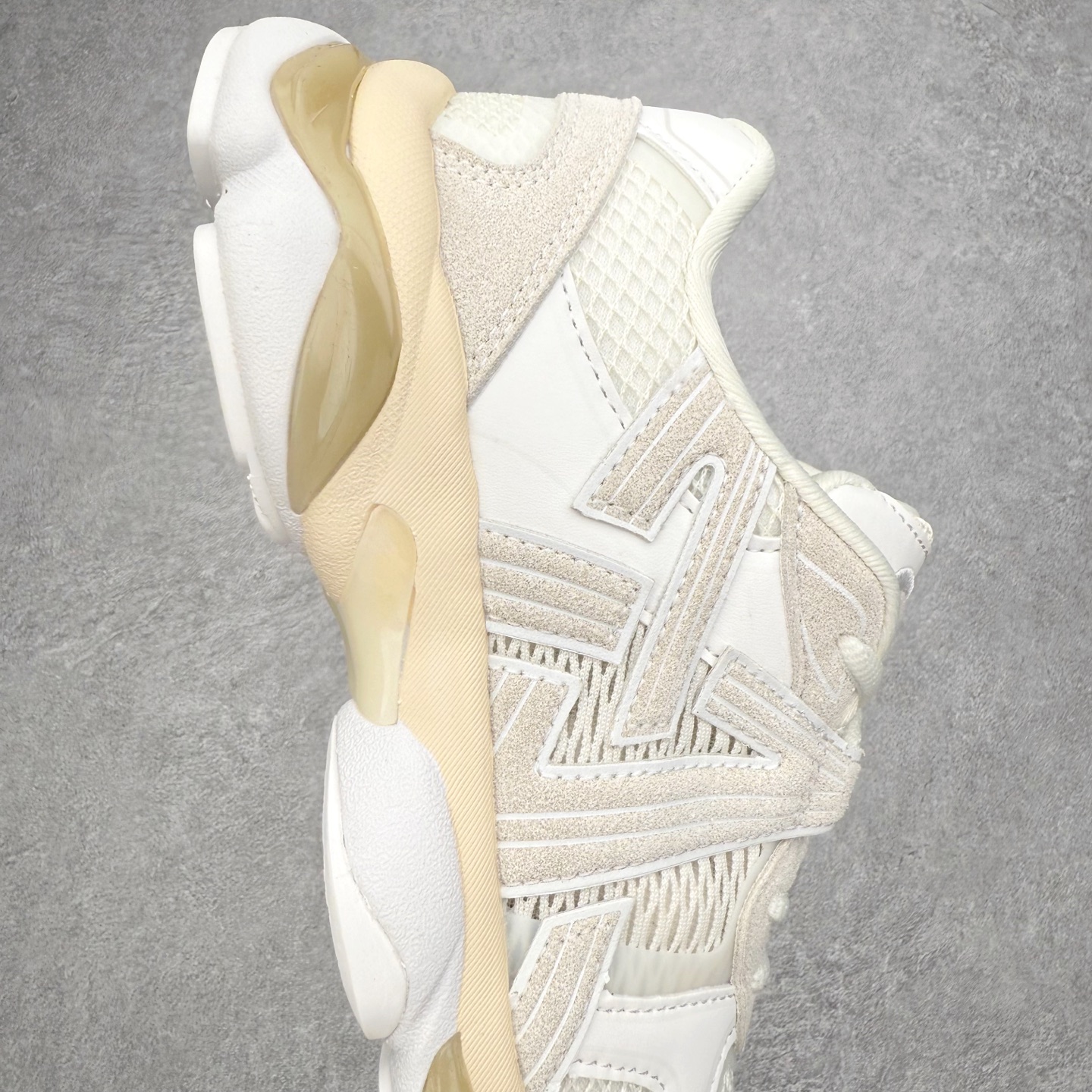 图片[6]-Onitsuka Tiger鬼塚虎 ULTI RS TIGRUN 时尚百搭耐磨低帮运动休闲鞋 全新ICON LOGO 采用特色网布和皮革的异材质拼接 轻量且富有弹性的材质 赋予双脚弹跳般的穿着感 前掌与后跟两处可视化GEL胶 提升缓震性能 外置TRUSSTIC中桥 增强稳定性 流线型鞋底融入了品牌象征的老虎图案 带来强烈的视觉冲击 兼顾弯曲性与缓震 从1980至2000年代的跑鞋中汲取灵感 将弹性脚感与时尚设计巧妙融合 成为都市风格穿搭的理想之选 尺码：36 36.5 37.5 38 38.5 39 40 40.5 41 42 42.5 43 44 44.5 45 46-选品中心