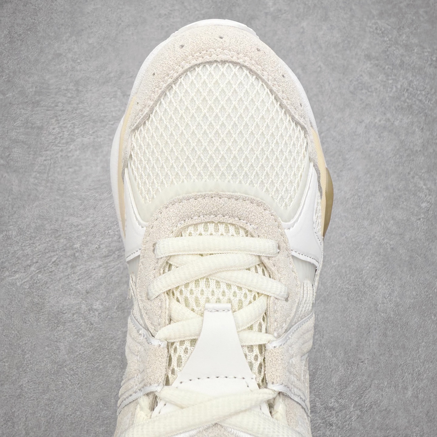 图片[4]-Onitsuka Tiger鬼塚虎 ULTI RS TIGRUN 时尚百搭耐磨低帮运动休闲鞋 全新ICON LOGO 采用特色网布和皮革的异材质拼接 轻量且富有弹性的材质 赋予双脚弹跳般的穿着感 前掌与后跟两处可视化GEL胶 提升缓震性能 外置TRUSSTIC中桥 增强稳定性 流线型鞋底融入了品牌象征的老虎图案 带来强烈的视觉冲击 兼顾弯曲性与缓震 从1980至2000年代的跑鞋中汲取灵感 将弹性脚感与时尚设计巧妙融合 成为都市风格穿搭的理想之选 尺码：36 36.5 37.5 38 38.5 39 40 40.5 41 42 42.5 43 44 44.5 45 46-选品中心