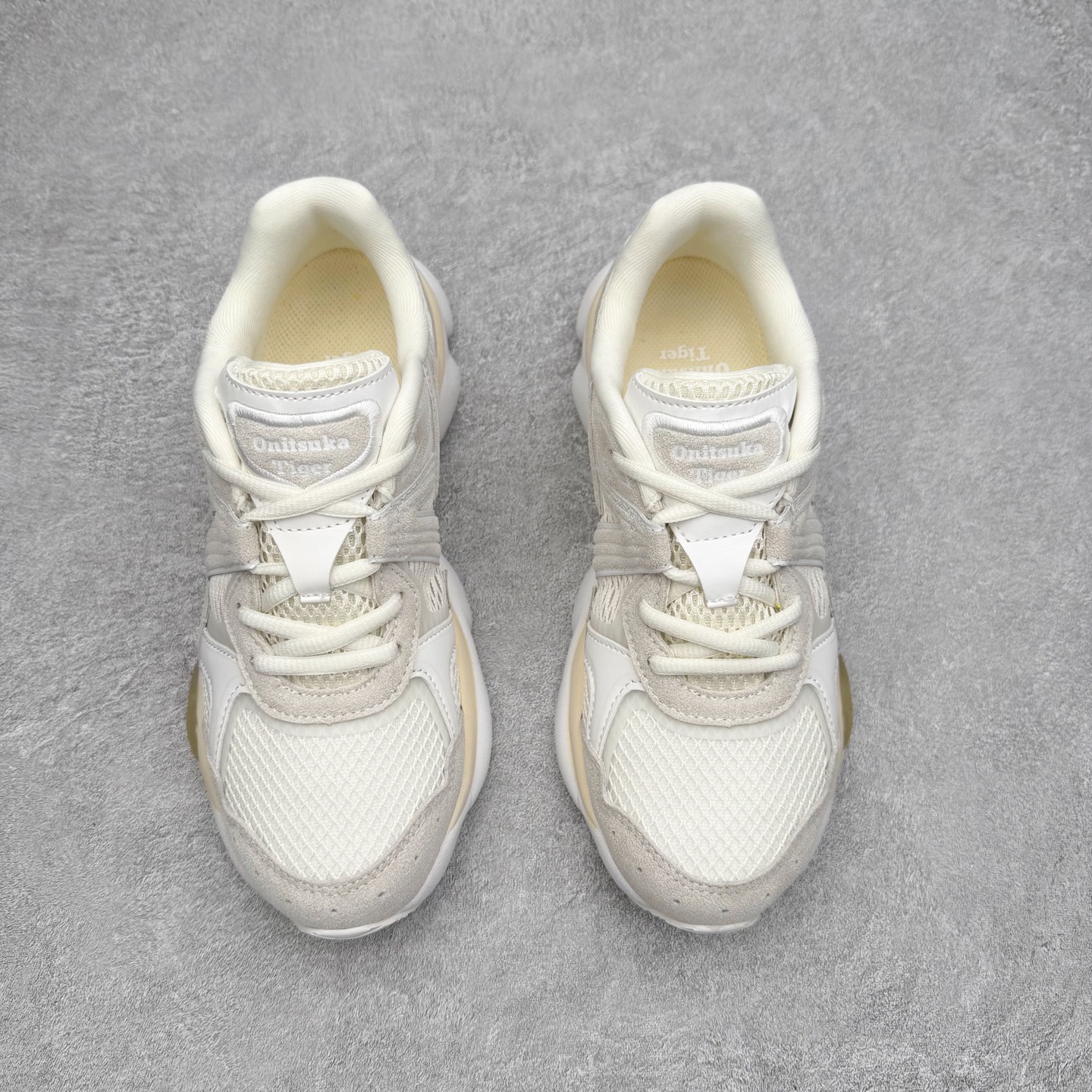 图片[2]-Onitsuka Tiger鬼塚虎 ULTI RS TIGRUN 时尚百搭耐磨低帮运动休闲鞋 全新ICON LOGO 采用特色网布和皮革的异材质拼接 轻量且富有弹性的材质 赋予双脚弹跳般的穿着感 前掌与后跟两处可视化GEL胶 提升缓震性能 外置TRUSSTIC中桥 增强稳定性 流线型鞋底融入了品牌象征的老虎图案 带来强烈的视觉冲击 兼顾弯曲性与缓震 从1980至2000年代的跑鞋中汲取灵感 将弹性脚感与时尚设计巧妙融合 成为都市风格穿搭的理想之选 尺码：36 36.5 37.5 38 38.5 39 40 40.5 41 42 42.5 43 44 44.5 45 46-选品中心