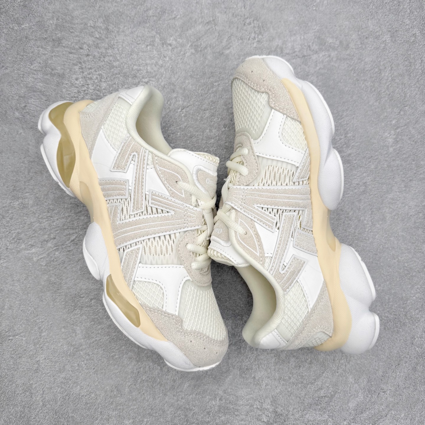 图片[3]-Onitsuka Tiger鬼塚虎 ULTI RS TIGRUN 时尚百搭耐磨低帮运动休闲鞋 全新ICON LOGO 采用特色网布和皮革的异材质拼接 轻量且富有弹性的材质 赋予双脚弹跳般的穿着感 前掌与后跟两处可视化GEL胶 提升缓震性能 外置TRUSSTIC中桥 增强稳定性 流线型鞋底融入了品牌象征的老虎图案 带来强烈的视觉冲击 兼顾弯曲性与缓震 从1980至2000年代的跑鞋中汲取灵感 将弹性脚感与时尚设计巧妙融合 成为都市风格穿搭的理想之选 尺码：36 36.5 37.5 38 38.5 39 40 40.5 41 42 42.5 43 44 44.5 45 46-选品中心