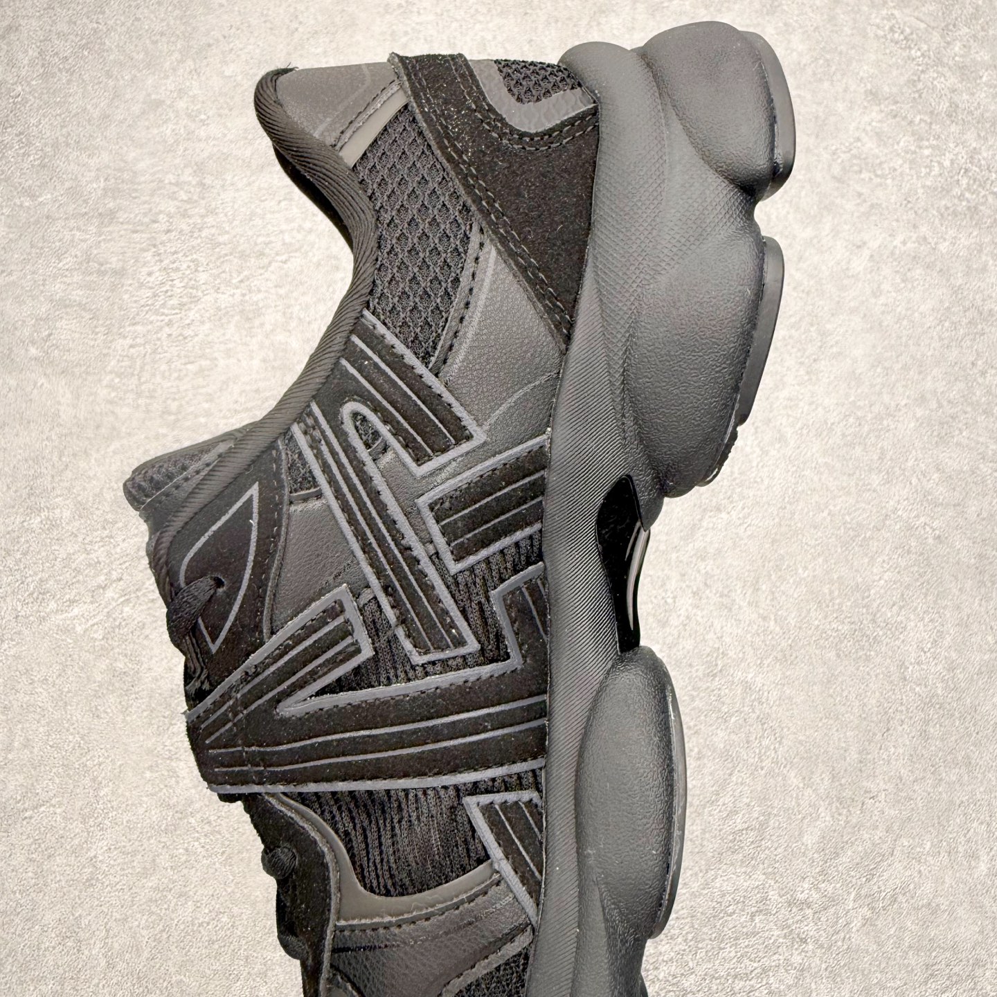 图片[7]-Onitsuka Tiger鬼塚虎 ULTI RS TIGRUN 时尚百搭耐磨低帮运动休闲鞋 全新ICON LOGO 采用特色网布和皮革的异材质拼接 轻量且富有弹性的材质 赋予双脚弹跳般的穿着感 前掌与后跟两处可视化GEL胶 提升缓震性能 外置TRUSSTIC中桥 增强稳定性 流线型鞋底融入了品牌象征的老虎图案 带来强烈的视觉冲击 兼顾弯曲性与缓震 从1980至2000年代的跑鞋中汲取灵感 将弹性脚感与时尚设计巧妙融合 成为都市风格穿搭的理想之选 尺码：36 36.5 37.5 38 38.5 39 40 40.5 41 42 42.5 43 44 44.5 45 46-选品中心