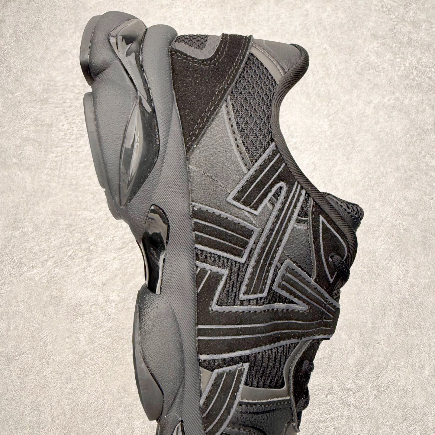 图片[6]-Onitsuka Tiger鬼塚虎 ULTI RS TIGRUN 时尚百搭耐磨低帮运动休闲鞋 全新ICON LOGO 采用特色网布和皮革的异材质拼接 轻量且富有弹性的材质 赋予双脚弹跳般的穿着感 前掌与后跟两处可视化GEL胶 提升缓震性能 外置TRUSSTIC中桥 增强稳定性 流线型鞋底融入了品牌象征的老虎图案 带来强烈的视觉冲击 兼顾弯曲性与缓震 从1980至2000年代的跑鞋中汲取灵感 将弹性脚感与时尚设计巧妙融合 成为都市风格穿搭的理想之选 尺码：36 36.5 37.5 38 38.5 39 40 40.5 41 42 42.5 43 44 44.5 45 46-选品中心