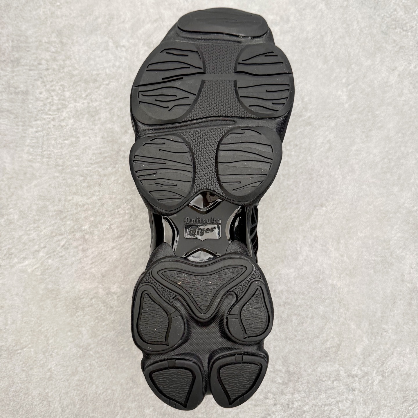 图片[9]-Onitsuka Tiger鬼塚虎 ULTI RS TIGRUN 时尚百搭耐磨低帮运动休闲鞋 全新ICON LOGO 采用特色网布和皮革的异材质拼接 轻量且富有弹性的材质 赋予双脚弹跳般的穿着感 前掌与后跟两处可视化GEL胶 提升缓震性能 外置TRUSSTIC中桥 增强稳定性 流线型鞋底融入了品牌象征的老虎图案 带来强烈的视觉冲击 兼顾弯曲性与缓震 从1980至2000年代的跑鞋中汲取灵感 将弹性脚感与时尚设计巧妙融合 成为都市风格穿搭的理想之选 尺码：36 36.5 37.5 38 38.5 39 40 40.5 41 42 42.5 43 44 44.5 45 46-选品中心