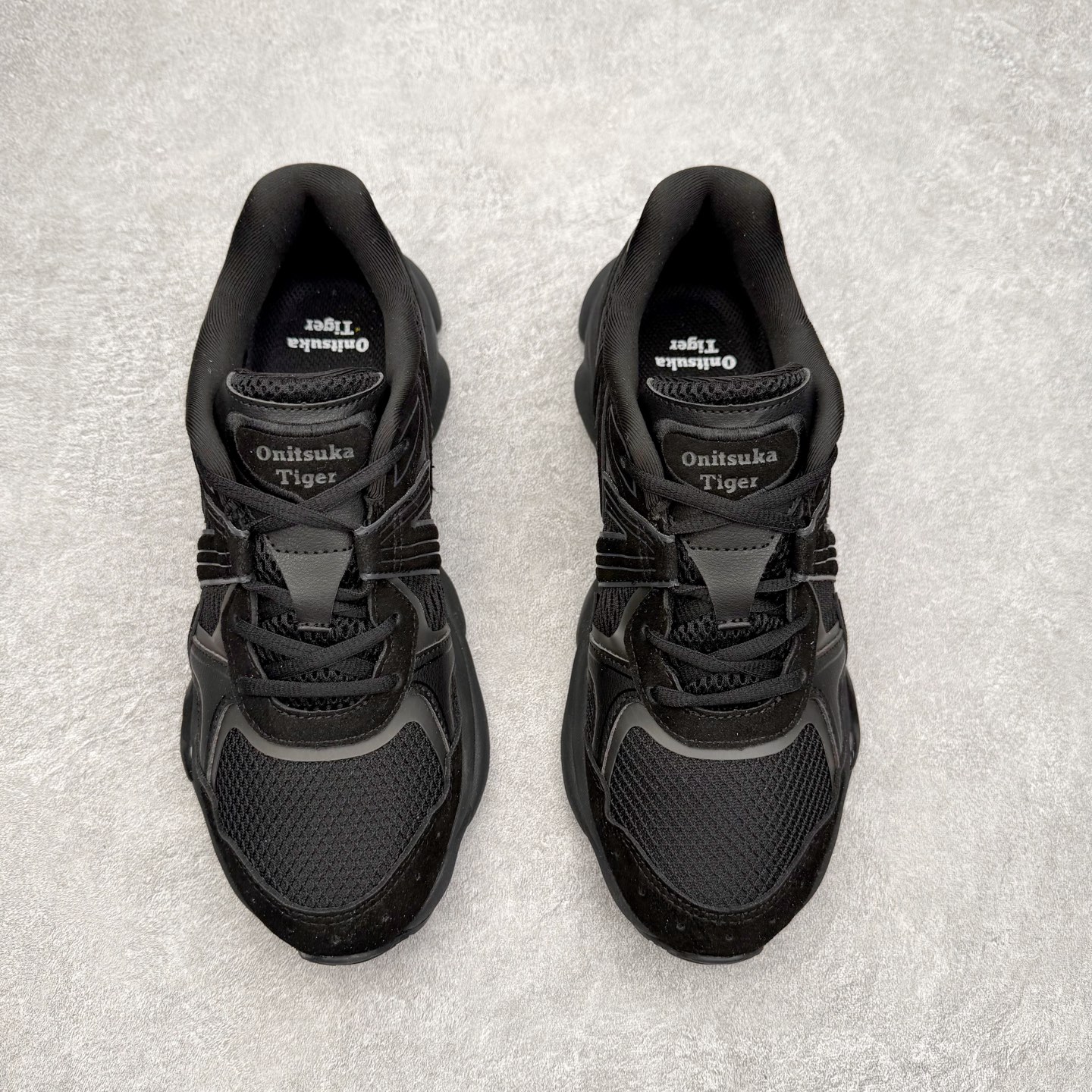 图片[2]-Onitsuka Tiger鬼塚虎 ULTI RS TIGRUN 时尚百搭耐磨低帮运动休闲鞋 全新ICON LOGO 采用特色网布和皮革的异材质拼接 轻量且富有弹性的材质 赋予双脚弹跳般的穿着感 前掌与后跟两处可视化GEL胶 提升缓震性能 外置TRUSSTIC中桥 增强稳定性 流线型鞋底融入了品牌象征的老虎图案 带来强烈的视觉冲击 兼顾弯曲性与缓震 从1980至2000年代的跑鞋中汲取灵感 将弹性脚感与时尚设计巧妙融合 成为都市风格穿搭的理想之选 尺码：36 36.5 37.5 38 38.5 39 40 40.5 41 42 42.5 43 44 44.5 45 46-选品中心