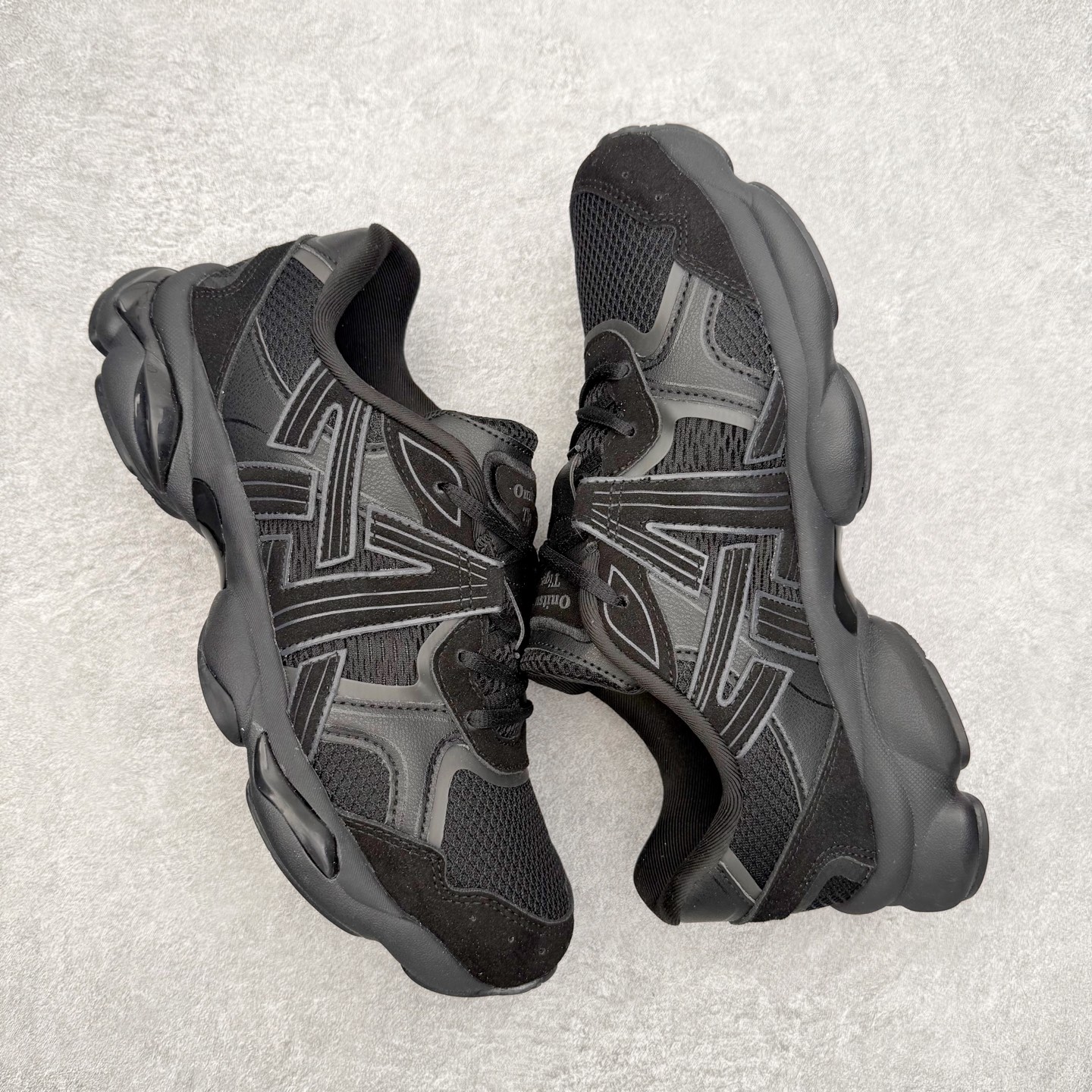 图片[3]-Onitsuka Tiger鬼塚虎 ULTI RS TIGRUN 时尚百搭耐磨低帮运动休闲鞋 全新ICON LOGO 采用特色网布和皮革的异材质拼接 轻量且富有弹性的材质 赋予双脚弹跳般的穿着感 前掌与后跟两处可视化GEL胶 提升缓震性能 外置TRUSSTIC中桥 增强稳定性 流线型鞋底融入了品牌象征的老虎图案 带来强烈的视觉冲击 兼顾弯曲性与缓震 从1980至2000年代的跑鞋中汲取灵感 将弹性脚感与时尚设计巧妙融合 成为都市风格穿搭的理想之选 尺码：36 36.5 37.5 38 38.5 39 40 40.5 41 42 42.5 43 44 44.5 45 46-选品中心