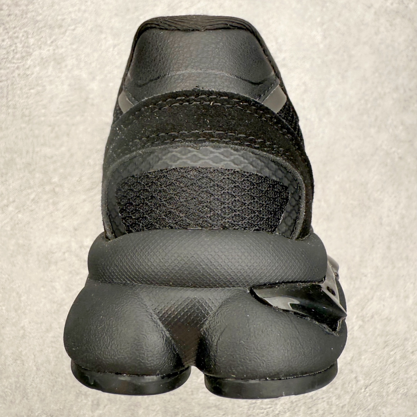 图片[8]-Onitsuka Tiger鬼塚虎 ULTI RS TIGRUN 时尚百搭耐磨低帮运动休闲鞋 全新ICON LOGO 采用特色网布和皮革的异材质拼接 轻量且富有弹性的材质 赋予双脚弹跳般的穿着感 前掌与后跟两处可视化GEL胶 提升缓震性能 外置TRUSSTIC中桥 增强稳定性 流线型鞋底融入了品牌象征的老虎图案 带来强烈的视觉冲击 兼顾弯曲性与缓震 从1980至2000年代的跑鞋中汲取灵感 将弹性脚感与时尚设计巧妙融合 成为都市风格穿搭的理想之选 尺码：36 36.5 37.5 38 38.5 39 40 40.5 41 42 42.5 43 44 44.5 45 46-选品中心