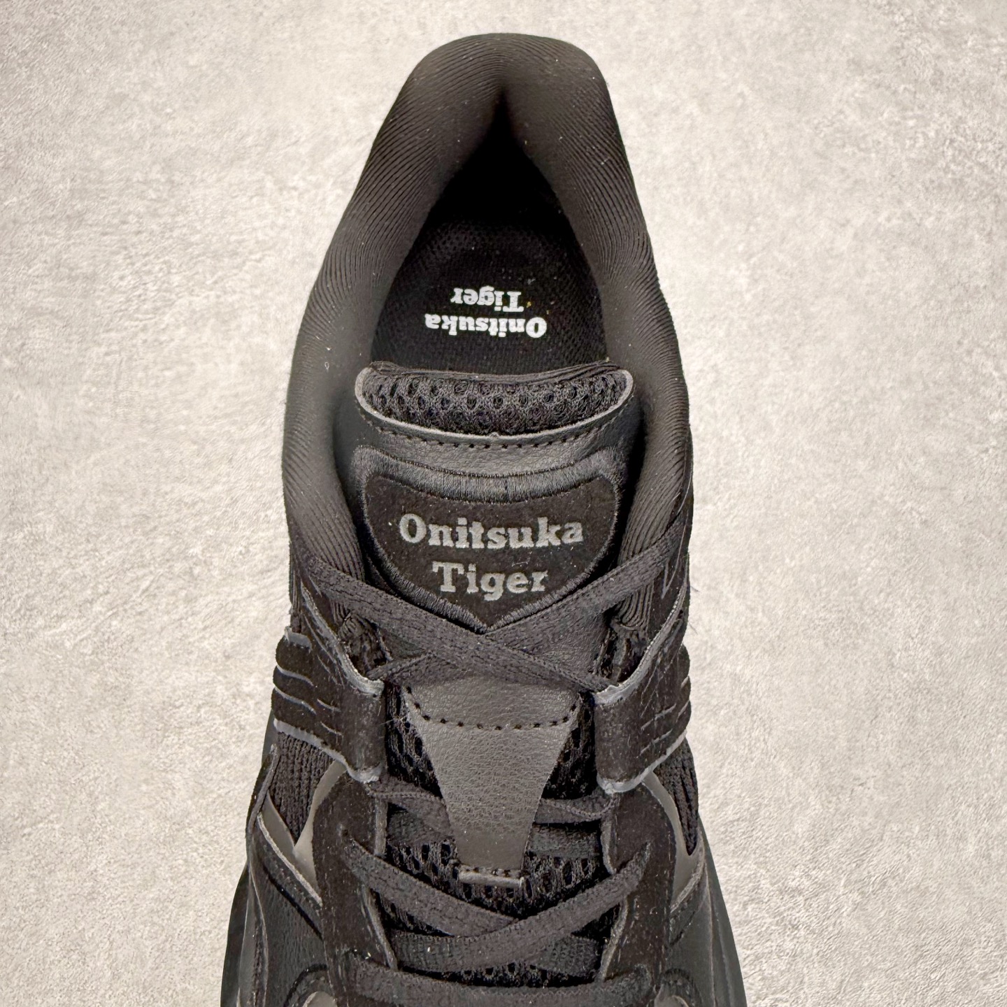 图片[5]-Onitsuka Tiger鬼塚虎 ULTI RS TIGRUN 时尚百搭耐磨低帮运动休闲鞋 全新ICON LOGO 采用特色网布和皮革的异材质拼接 轻量且富有弹性的材质 赋予双脚弹跳般的穿着感 前掌与后跟两处可视化GEL胶 提升缓震性能 外置TRUSSTIC中桥 增强稳定性 流线型鞋底融入了品牌象征的老虎图案 带来强烈的视觉冲击 兼顾弯曲性与缓震 从1980至2000年代的跑鞋中汲取灵感 将弹性脚感与时尚设计巧妙融合 成为都市风格穿搭的理想之选 尺码：36 36.5 37.5 38 38.5 39 40 40.5 41 42 42.5 43 44 44.5 45 46-选品中心